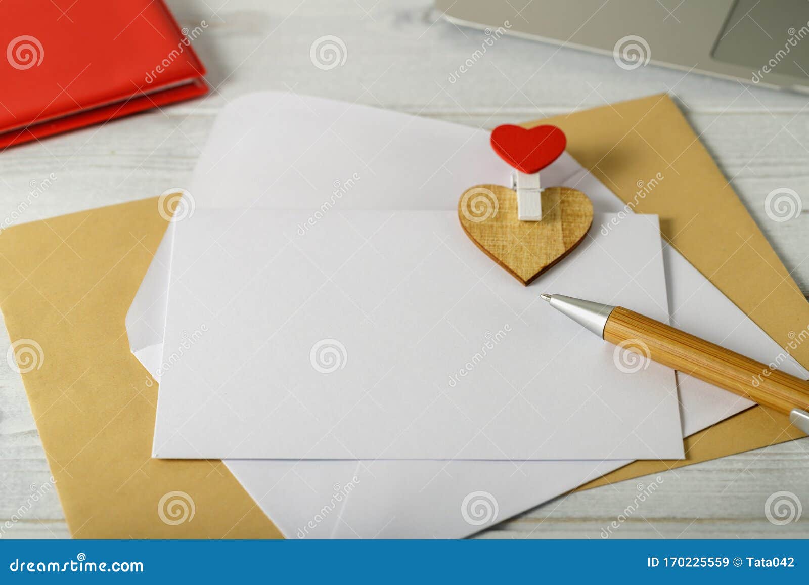 Une Carte De Voeux Avec Une Enveloppe Et Les Coeurs Est Prête Pour Votre  Texte. Image stock - Image du papier, lettre: 170225559