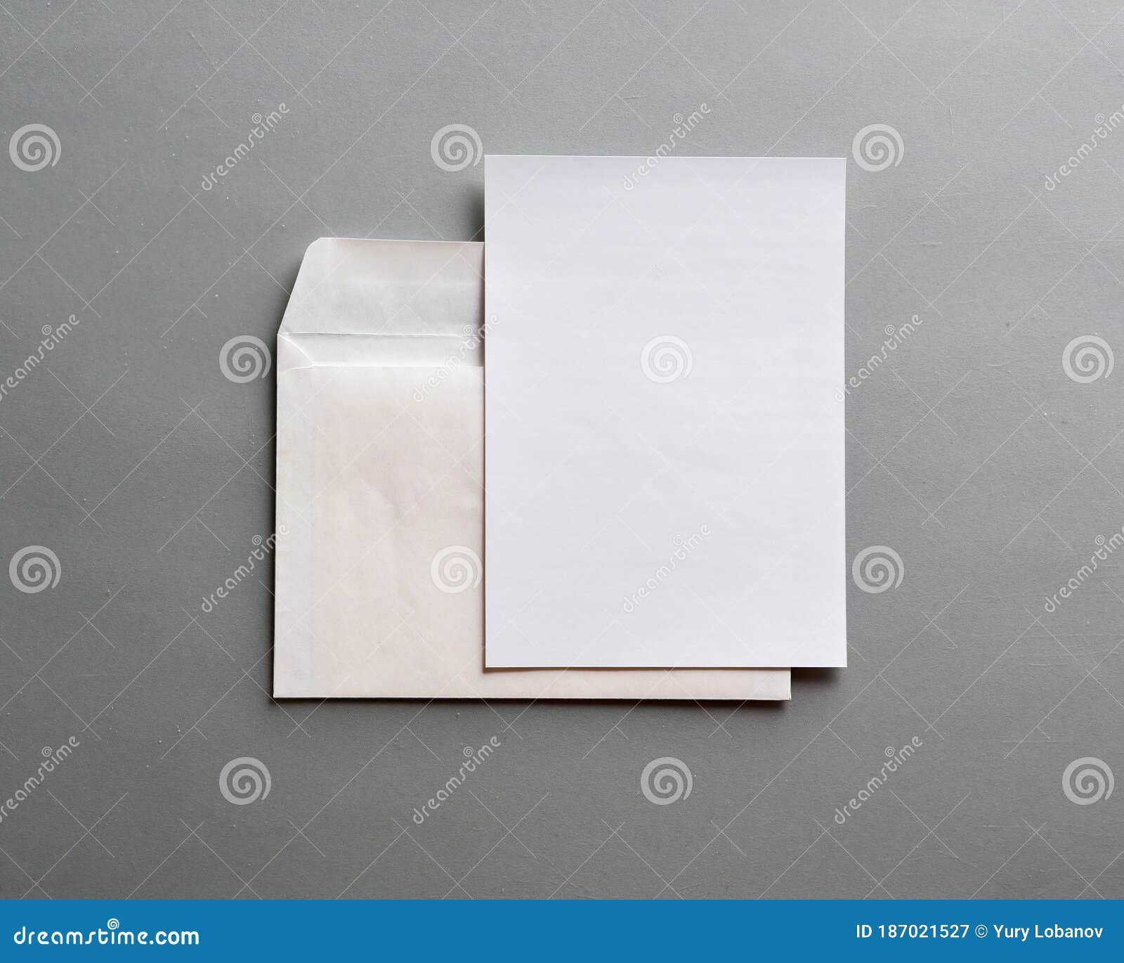 Enveloppe blanche pour carte