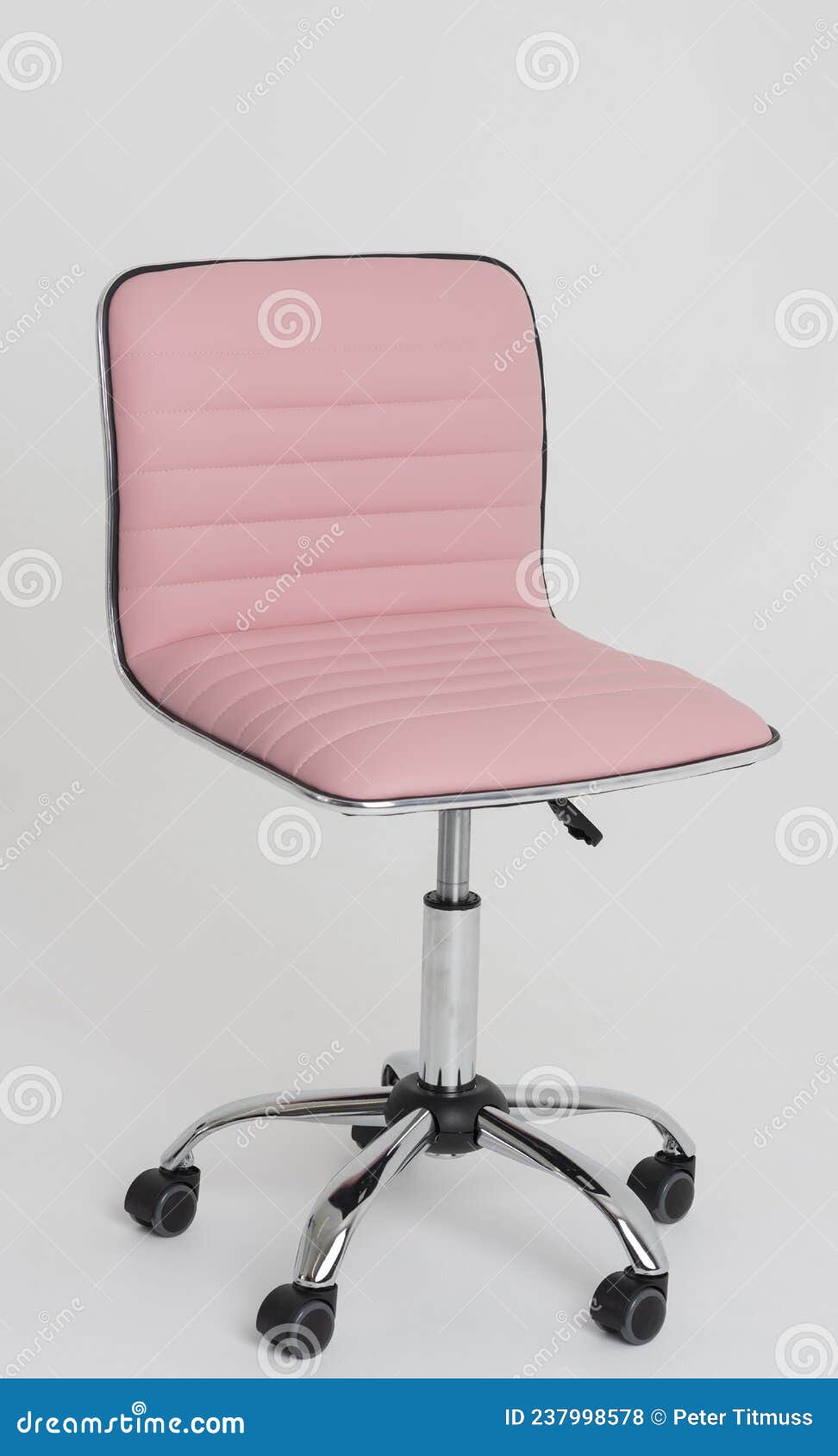 Une Chaise De Bureau Rose Sur Fond Gris Photo stock - Image du confortable,  lumineux: 237998578