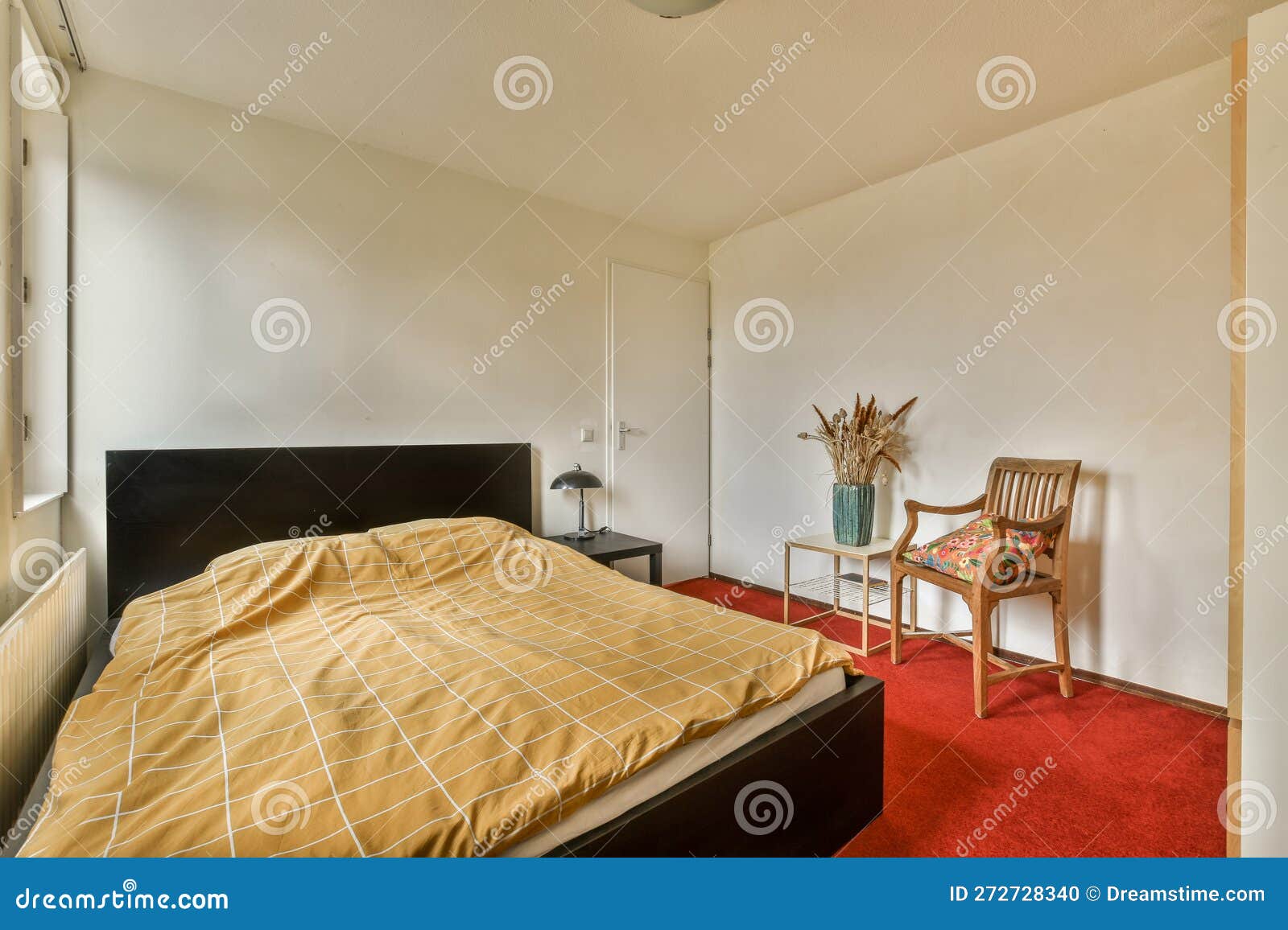 Un lit centré dans la chambre principale d'une résidence avec deux lampes  sur la table de chevet et un miroir est suspendu au-dessus du lit Photo  Stock - Alamy