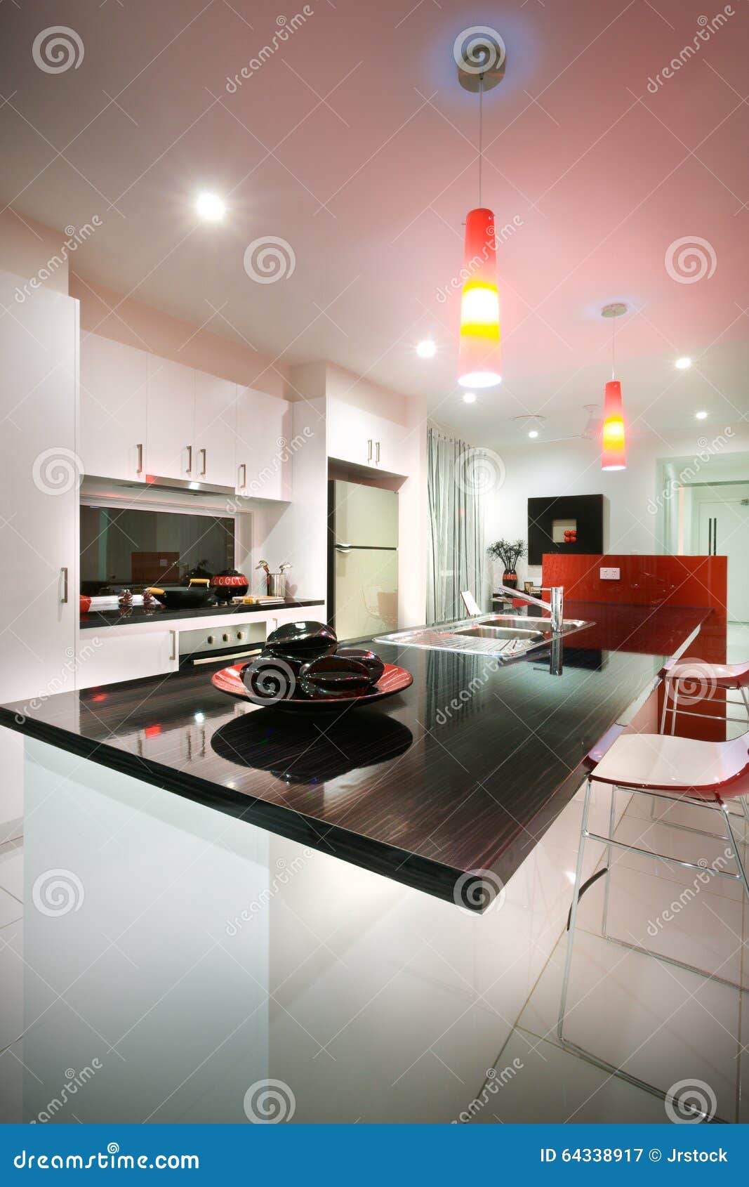 Une cuisine avec la table de salle à manger et la belle chaise ...