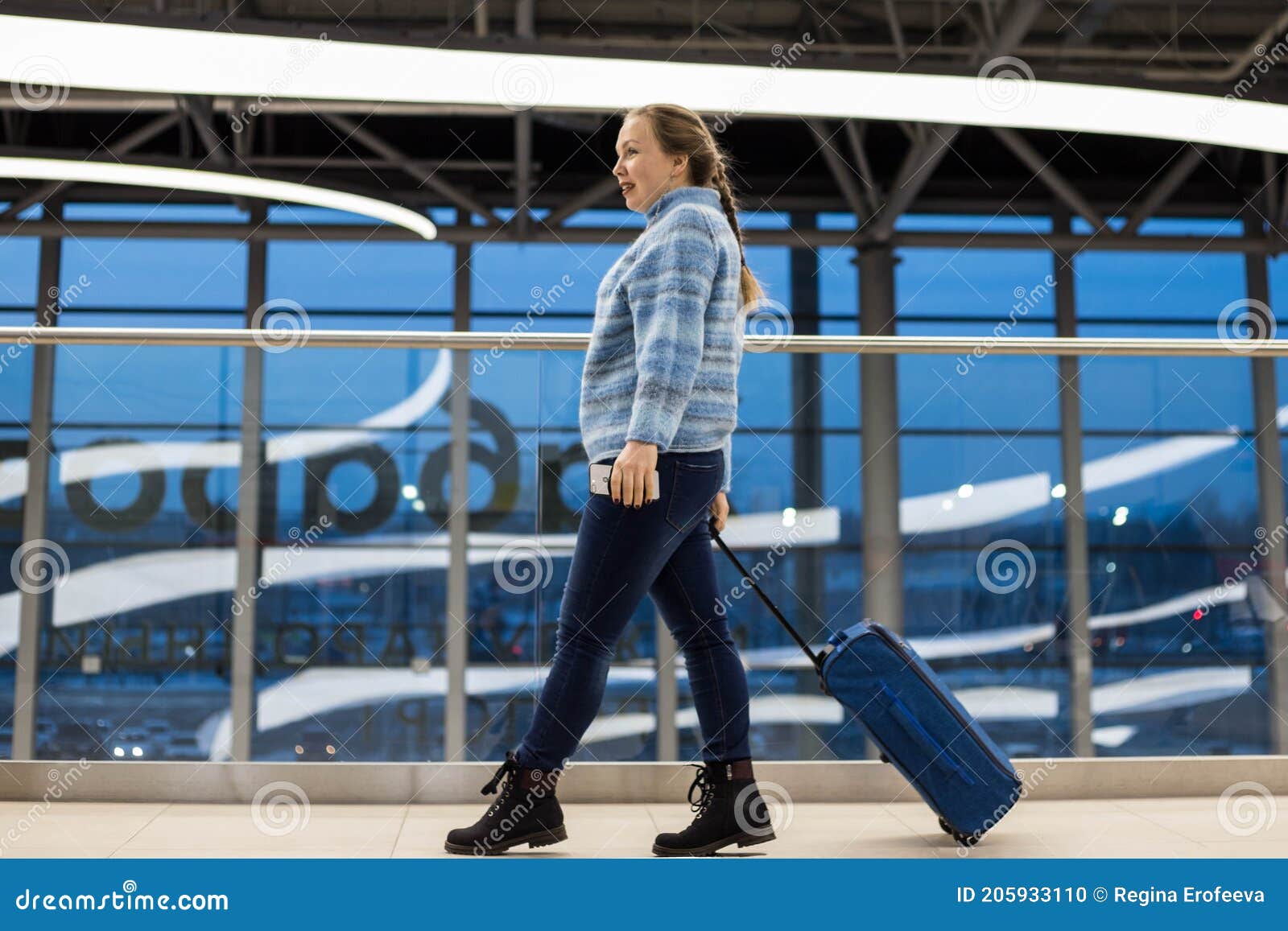 Une Femme à L'aéroport Avec Une Valise Photo stock - Image du  businesswoman, bagages: 205933110