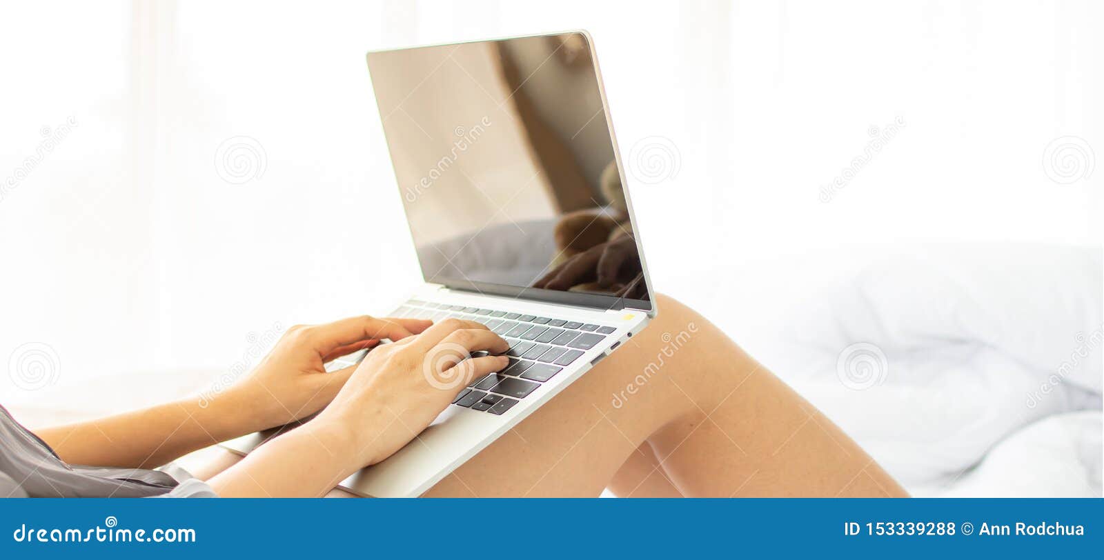 Une Femme à L'aide De L'ordinateur Portable Dans La Chambre à Coucher Photo  stock - Image du portable, assez: 153339288