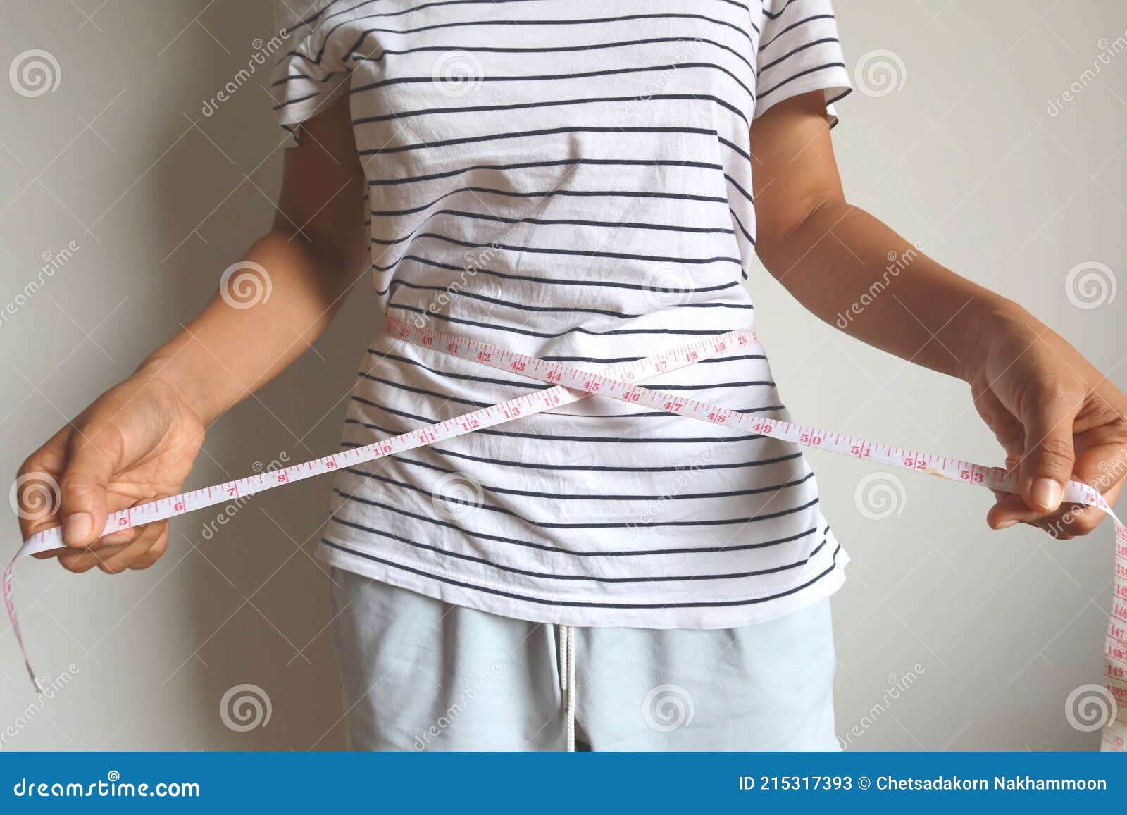 Une Femme Avec Mètre Ruban Pour Mesurer Le Corps Image stock - Image du  chiffre, accomplissement: 215317393