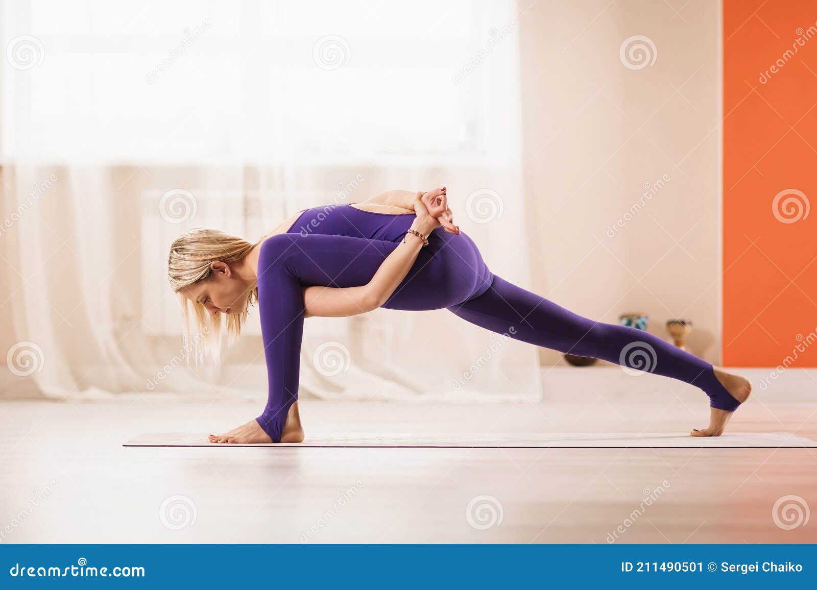 Une Femme Blonde En Tenue De Sport Bleue Faisant Du Yoga Fait Un