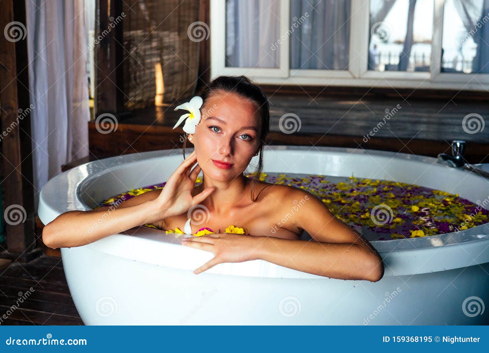 Jeune Femme Brune Attrayante De Détente Dans Le Bain. Femme Dans