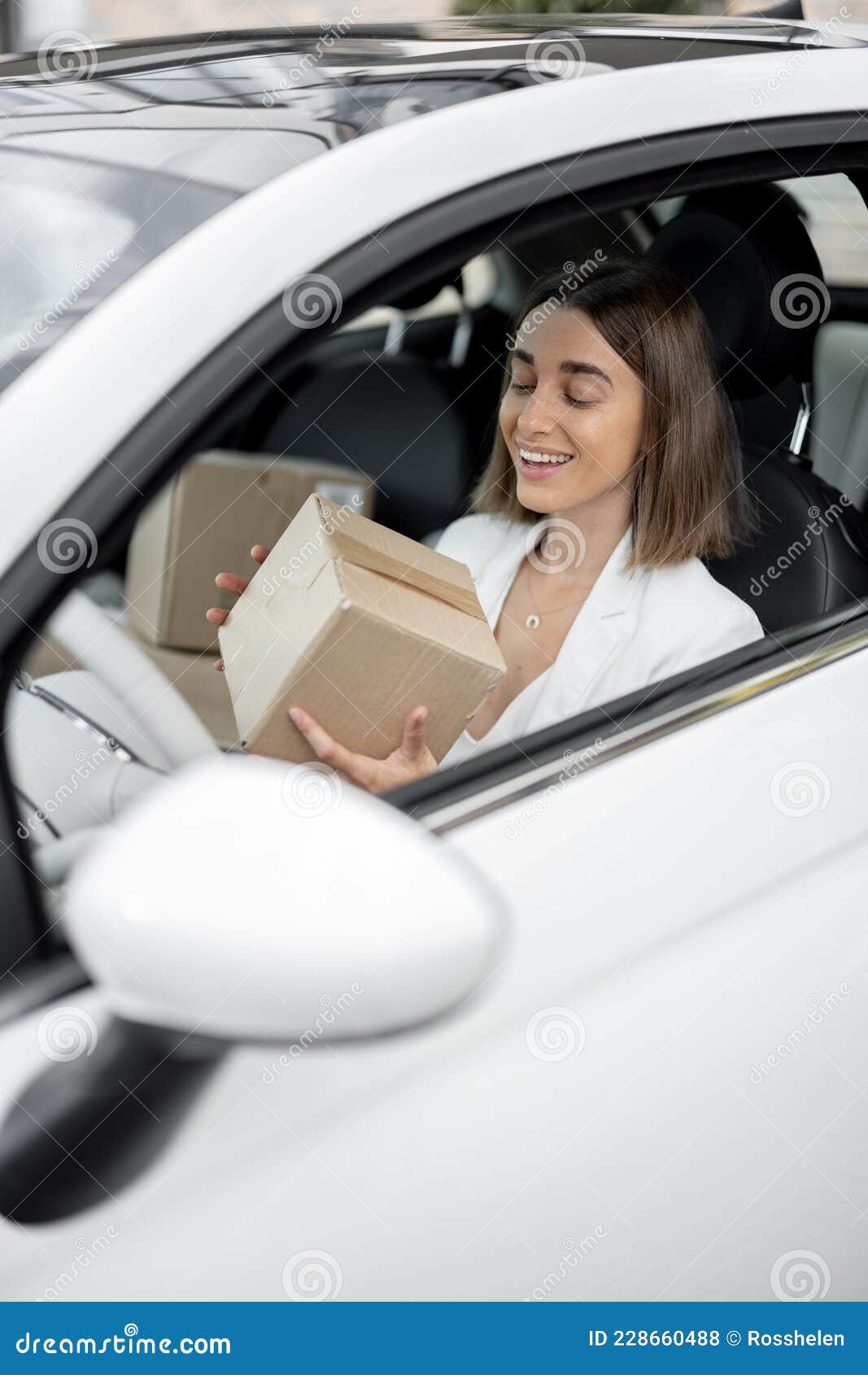 Une Femme Conduit Une Voiture Avec Des Colis Entre Ses Mains Photo