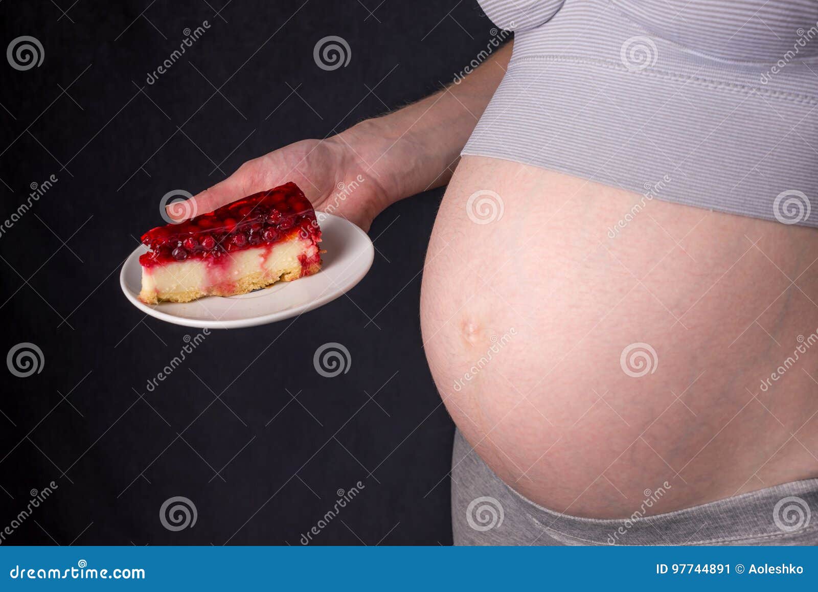 Une Femme Enceinte Avec Le Ventre Tenant Un Morceau De Gateau Au Fromage Surveillance Du Poids De Concept Et Un Regime Malsain Pe Image Stock Image Du Sourire Femelle Une Femme Enceinte Avec Le Ventre Tenant Un Morceau De Gateau Au Fromage Surveillance Du Poids De Concept Et Un Regime Malsain Pe Image Stock Image Du Sourire Femelle