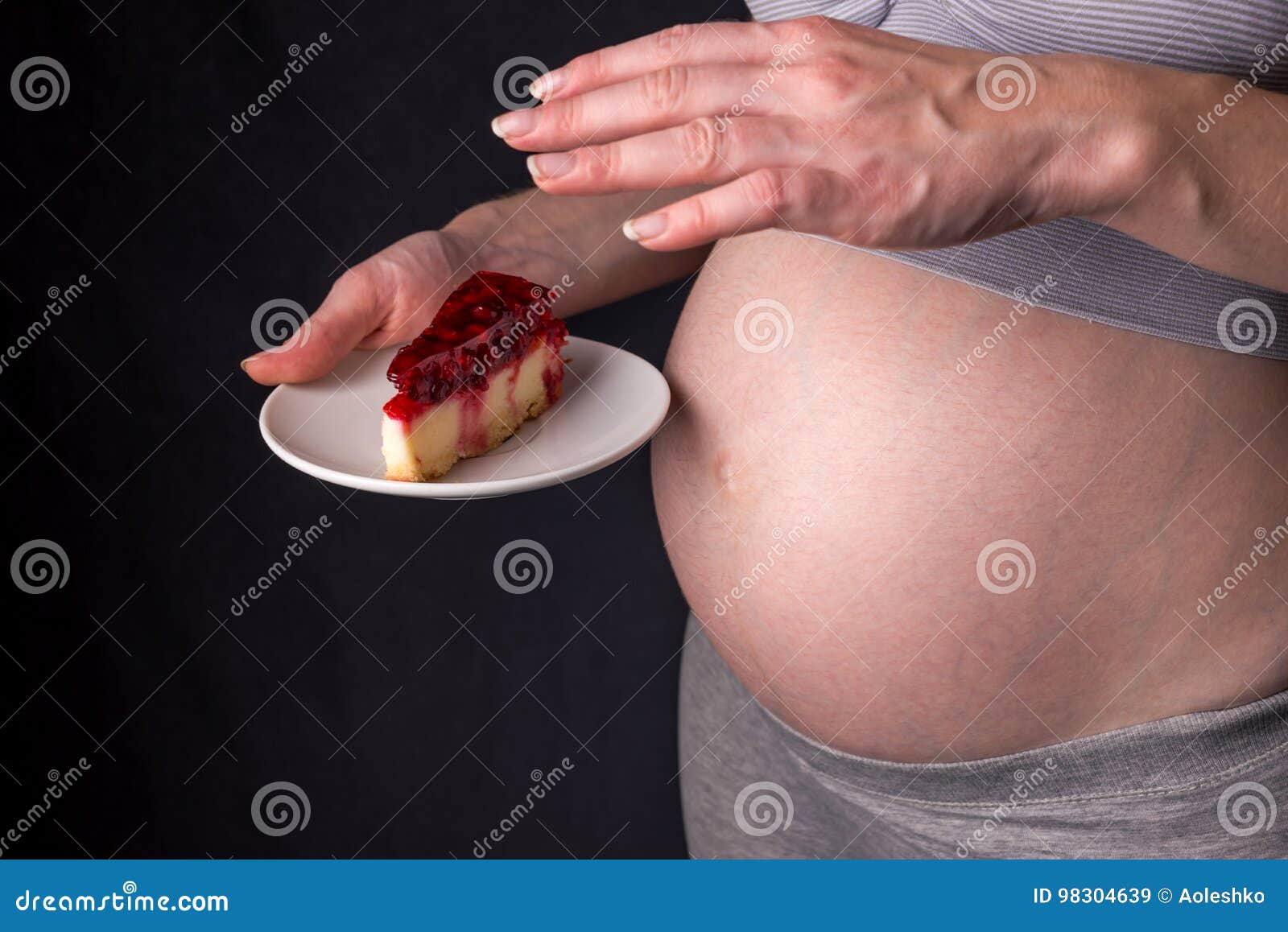 Une Femme Enceinte Avec Le Ventre Tenant Un Morceau De Gateau Au Fromage Surveillance Du Poids De Concept Et Un Regime Malsain Pe Image Stock Image Du Sourire Prevoir Une Femme Enceinte Avec Le Ventre Tenant Un Morceau De Gateau Au Fromage Surveillance Du Poids De Concept Et Un Regime Malsain Pe Image Stock Image Du Sourire Prevoir