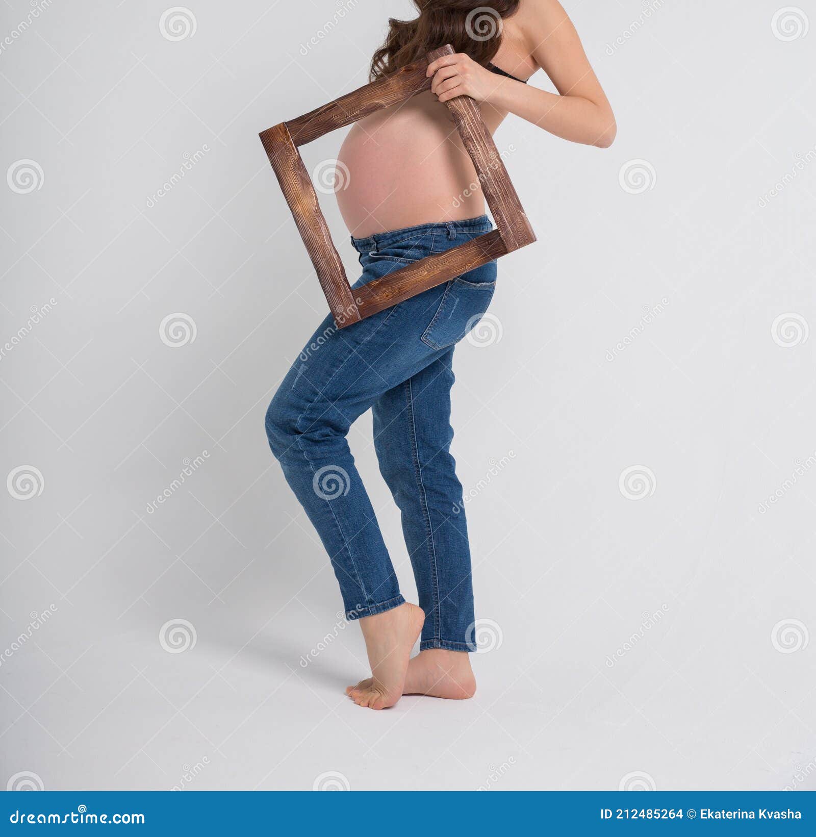 https://thumbs.dreamstime.com/z/une-femme-enceinte-en-jeans-et-pieds-nus-tient-un-cadre-bois-devant-son-ventre-rond-212485264.jpg