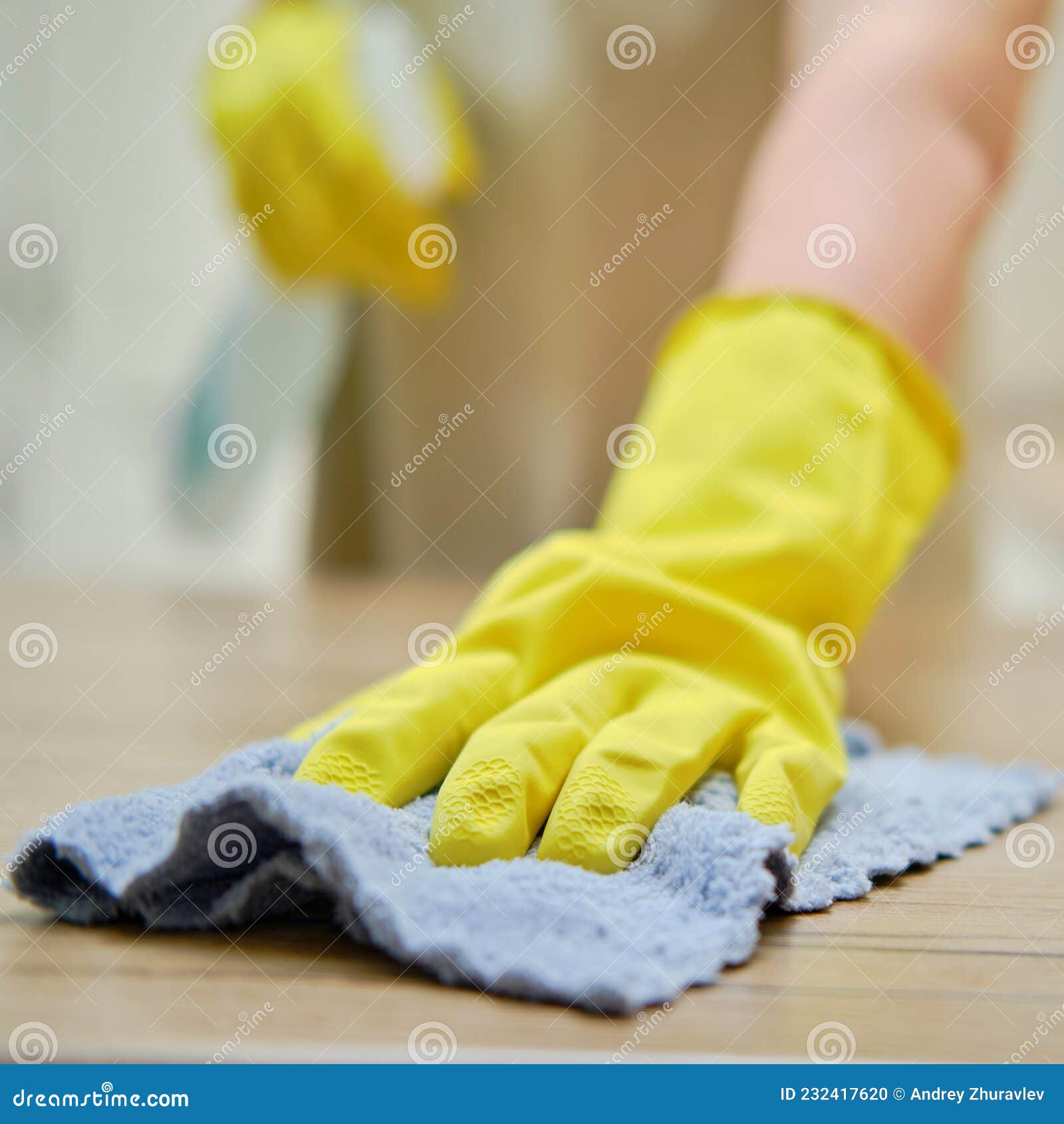 Une Femme Essuie Une Table Avec Un Chiffon Lors Du Nettoyage D'une