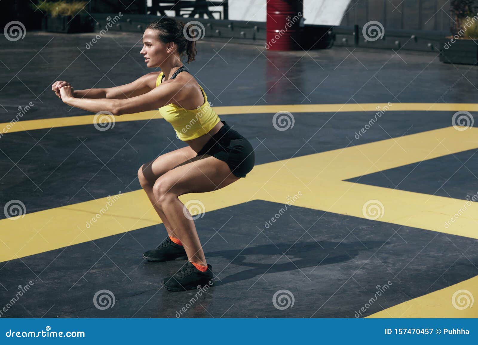 La Fille Fait Des Exercices Avec Un équipement Une Femme Dans La Salle De  Gym Pour Un Entraînement Circulaire Est Engagée Dans Des Boucles De Tpx  Sous La Supervision D'un Entraîneur Une