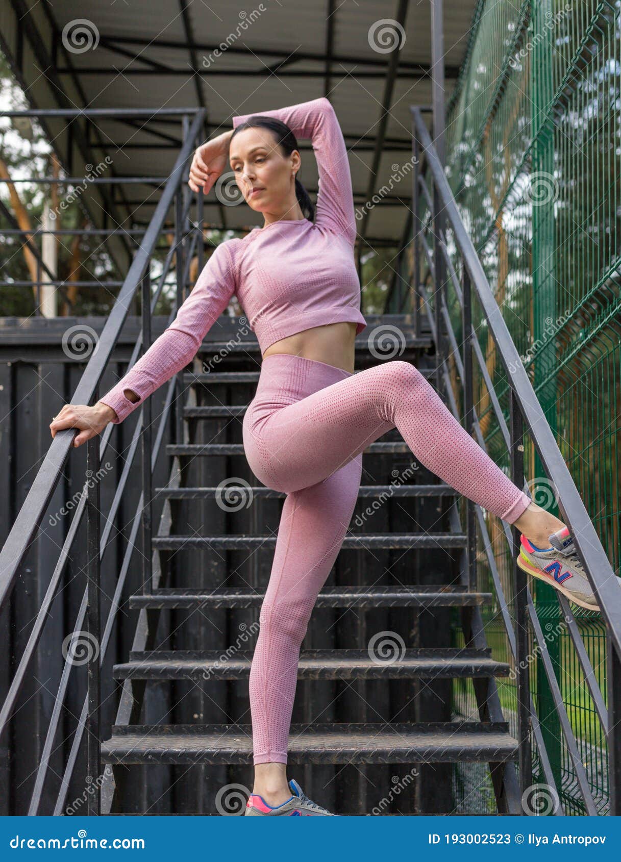 Une Femme Fait Une Pose élégante. Belle Femme Dans La Position De