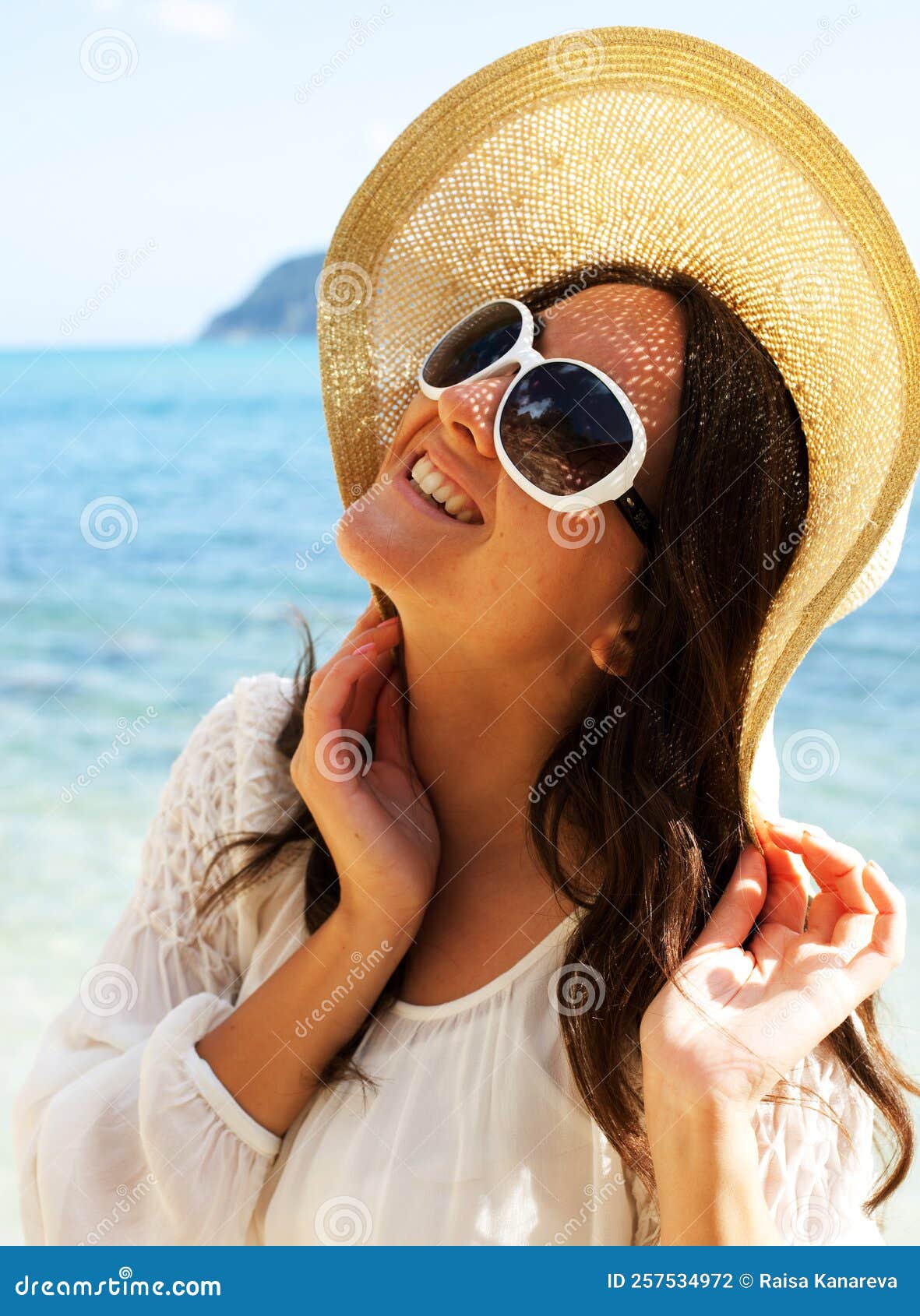 Une Femme Joyeuse En Gros Bonnet Et Lunettes De Soleil Près De L