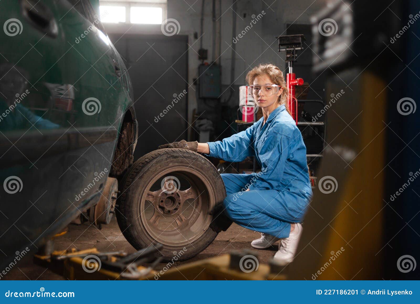 Main Femme Tient Le Bâtonnet à Huile Métallique Avec Poignée Jaune étendu  De La Prise Sous Le Capot De La Voiture à L'arrière Du C Image stock -  Image du automobile, industrie