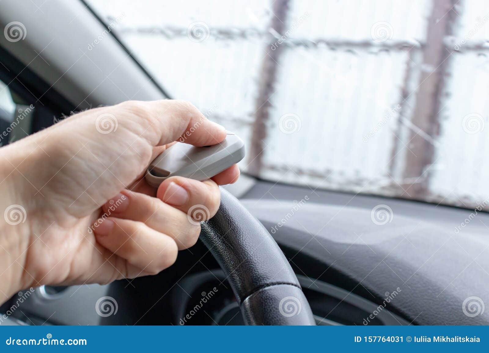 Main De Femme Plaçant Le Rétroviseur Intérieur De Voiture