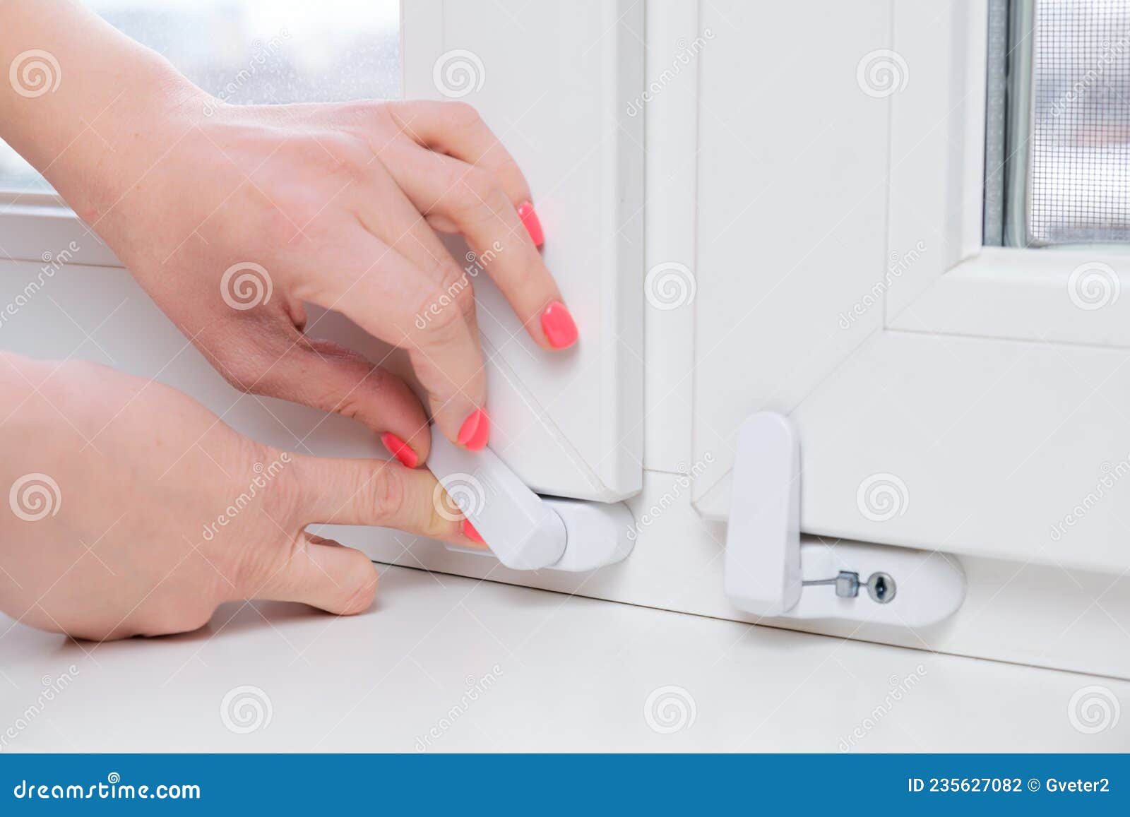 Une Femme Verrouille Un Dispositif De Sécurité Pour Enfant Sur Une Fenêtre  Un Appartement Sur Un étage élevé Photo stock - Image du blocage, enfants:  235627082