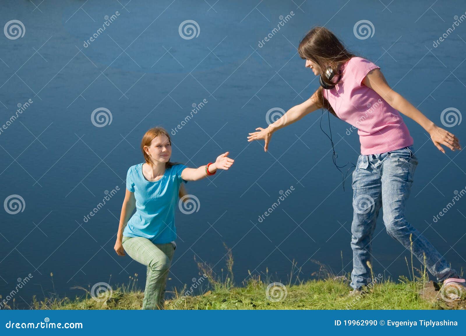 Une Fille Aide Son Ami Vers Le Haut Photo stock Image du herbe, aide