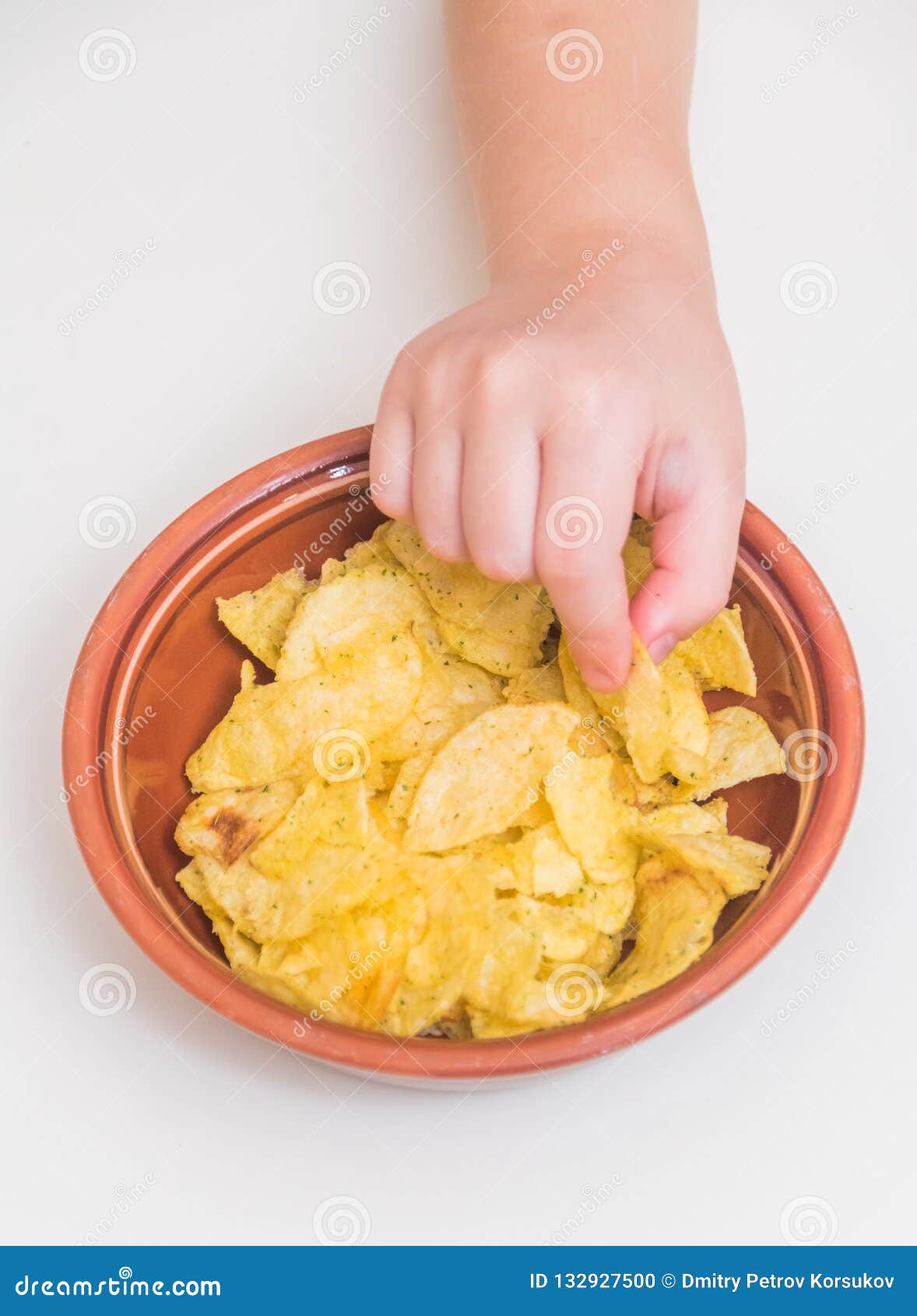 Une Fille, Bébé Mangent Des Pommes Chips, Nourriture Non Saine Photo stock  - Image du enfant, caucasien: 132927500