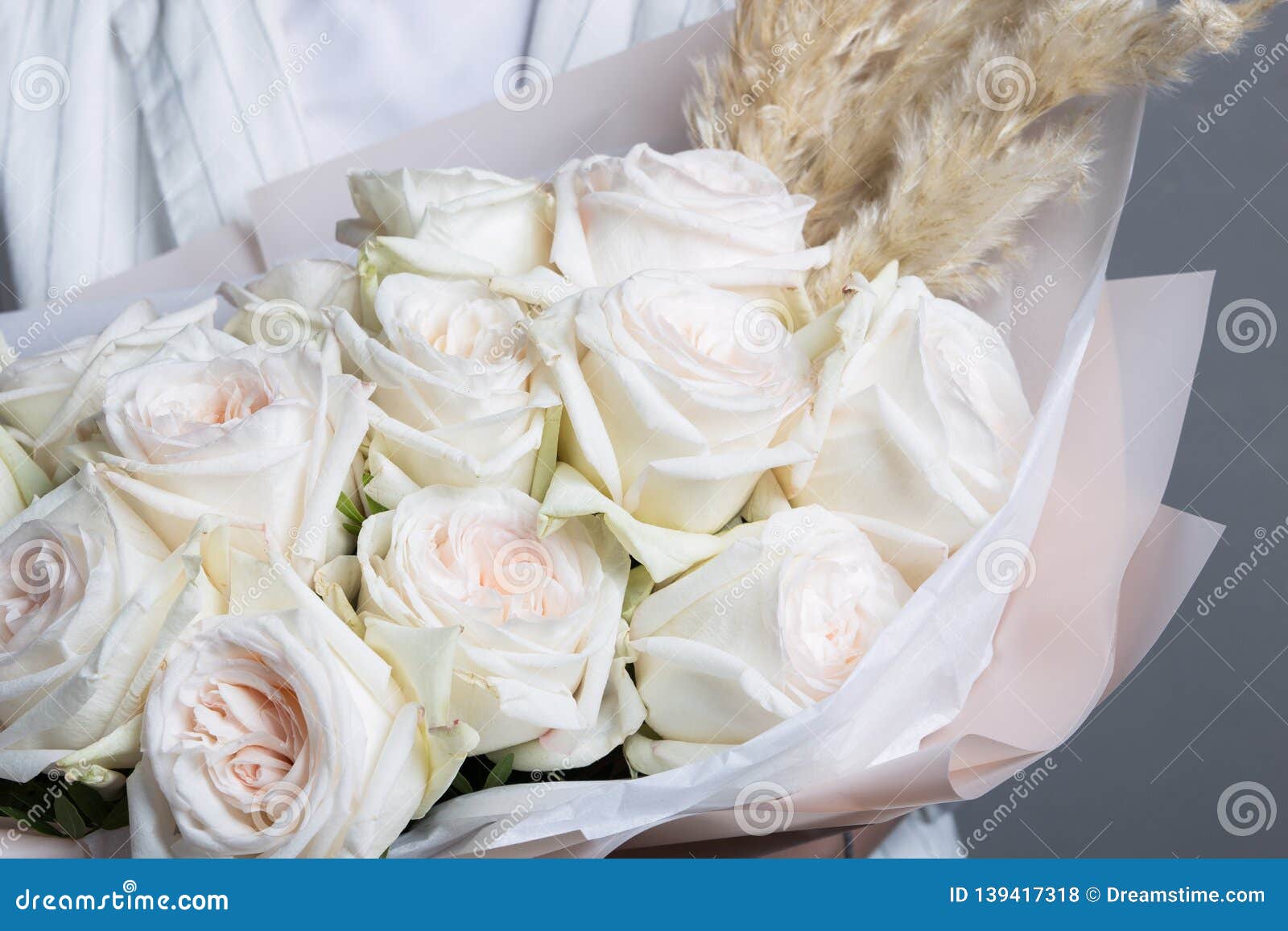 Une Fille Dans Des Vêtements Blancs Tient Un Beau Bouquet Sensible De La  Rose Blanche Photo stock - Image du fleur, décoration: 139417318