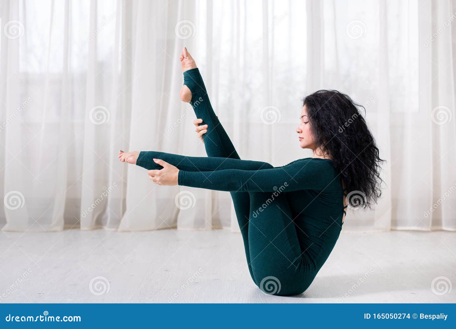 Une Fille En Tenue De Sport Pour Le Yoga Assise Sur Le Prêtre Avec Ses  Jambes Debout Photo stock - Image du pattes, aptitude: 165050274