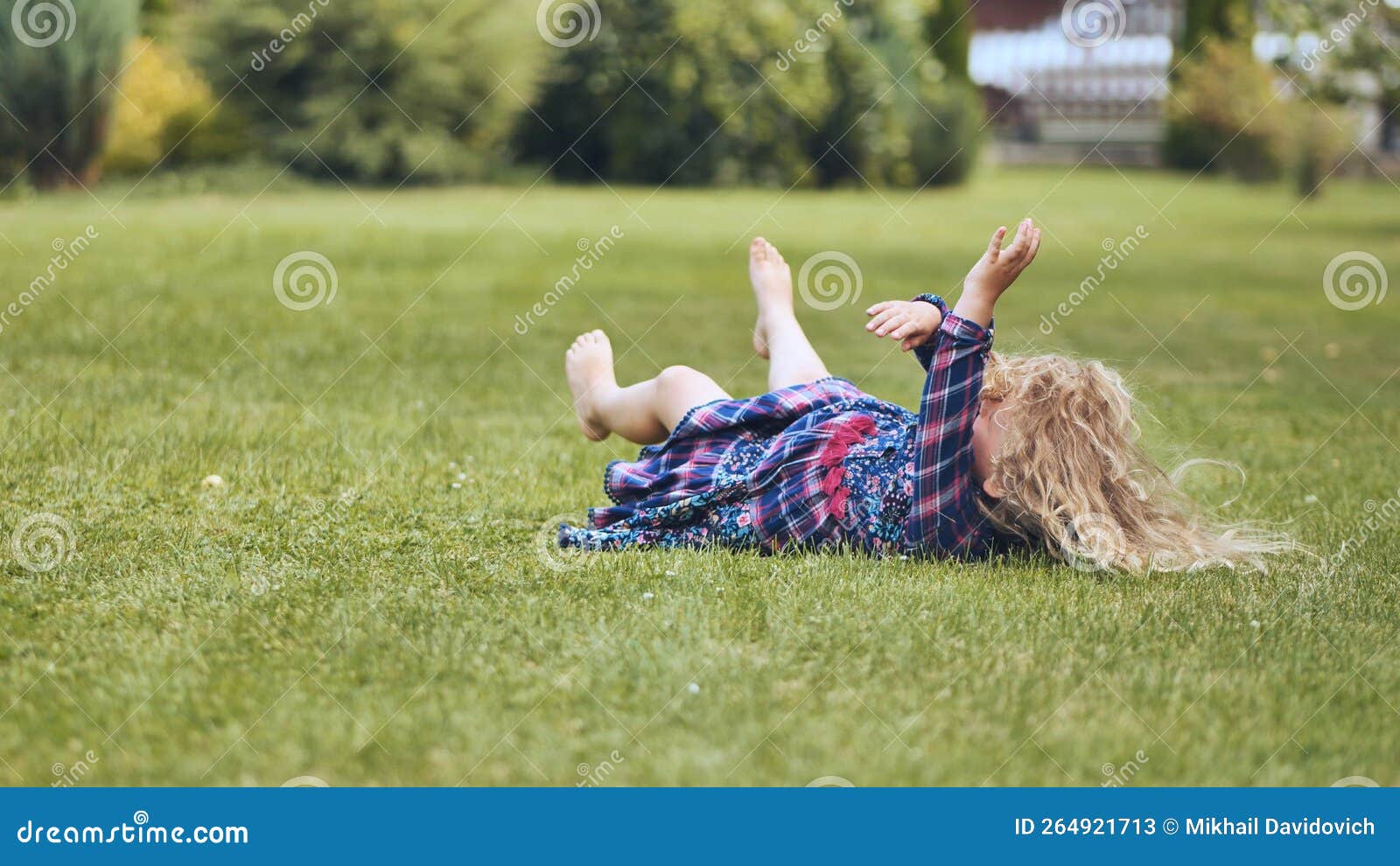 Une Fille Est Allongée Sur Une Couverture Sur L'herbe à L