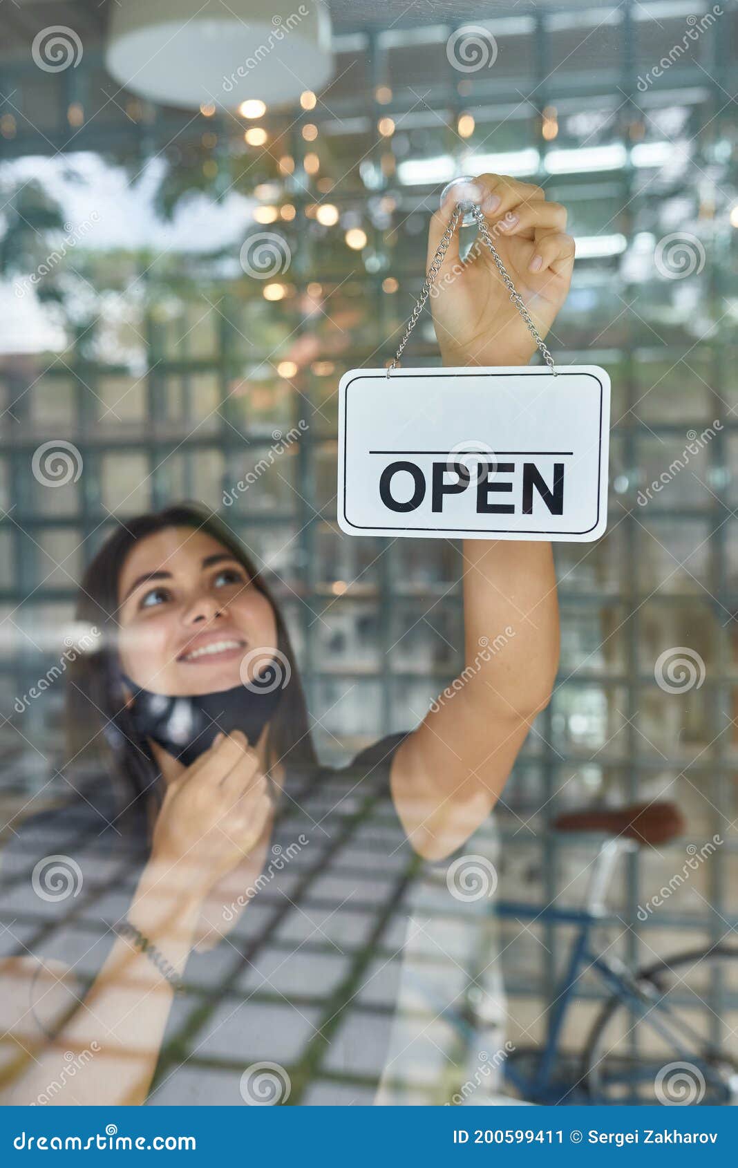 Une Fille Europeenne Supprimant Un Masque Accroche Signe Sur La Porte Du Magasin Ouvert Ouverture D Un Magasin Apres L Epidemie Image Stock Image Du Vente Advertising 200599411