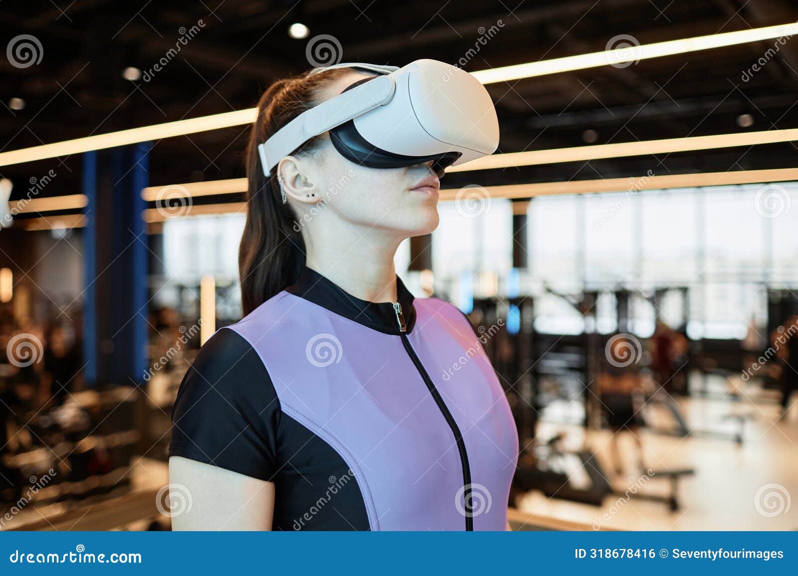 Une Fille Portant Un Vetement Vr Dans La Salle De Gym Photo stock Image du dispositif cyberespace 318678416