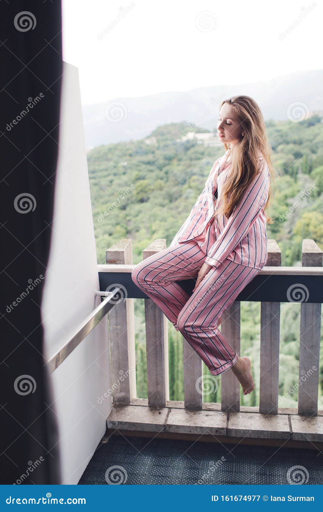 Une Fille Sexy En Pyjama En Robe De Nuit Noire En Fond De Balcon Image  stock - Image du brune, chambre: 161674977