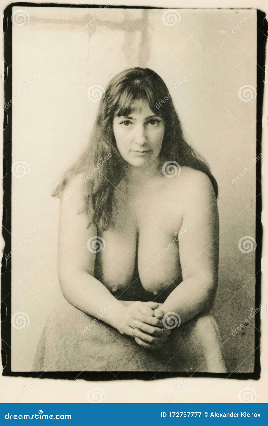 Une Grosse Femme Nue Avec De Gros Seins Naturels Se Trouve Sur Le Sol Image stock photo