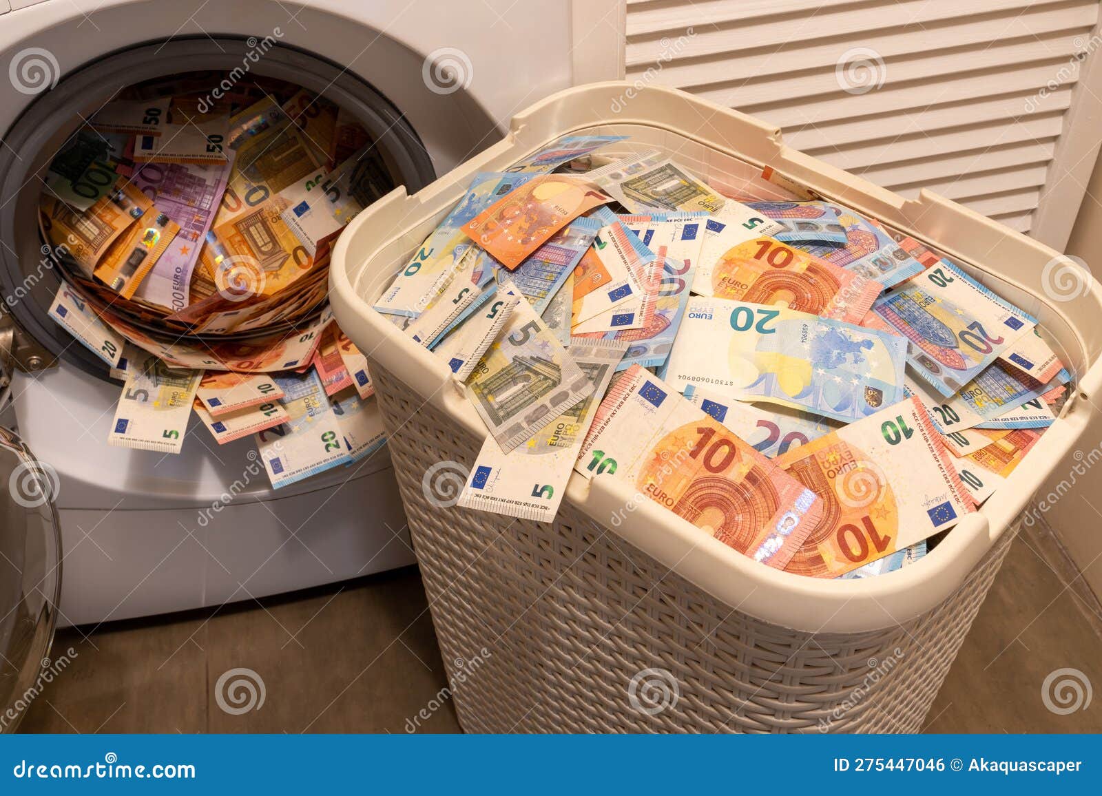 Une Grosse Pile D'argent Dans La Machine à Laver Photo stock - Image du  crime, devise: 275447046