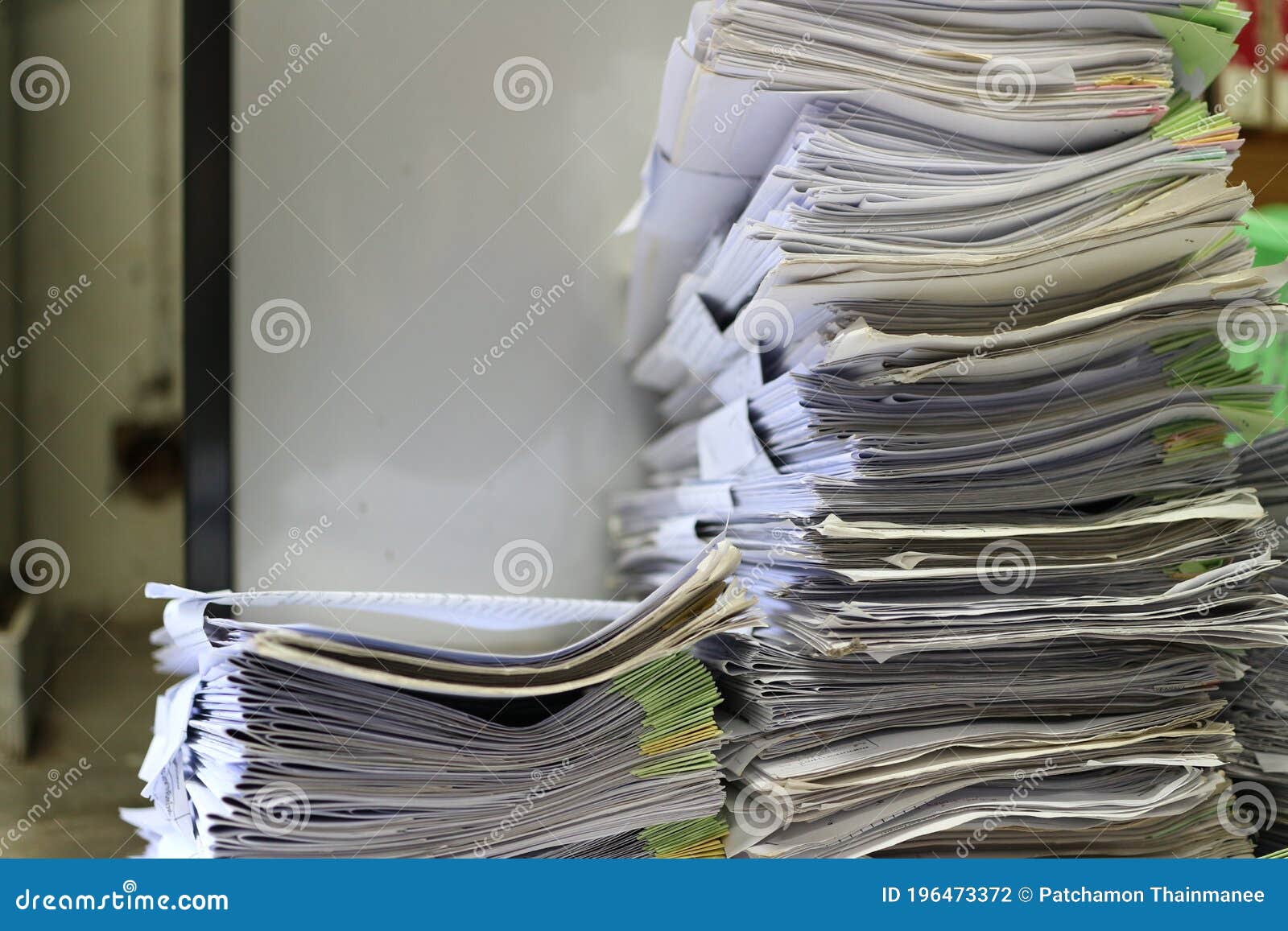 Une Grosse Pile De Piles De Papier De Vieux Papiers Photo stock - Image du  idées, bureau: 196473372