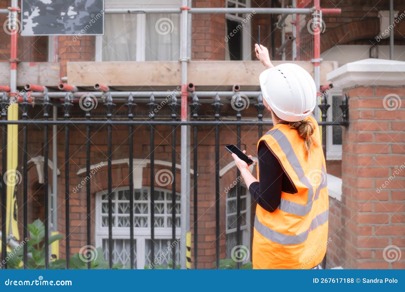 Une Ingénieure En Génie Civil Arpentant Un Chantier De