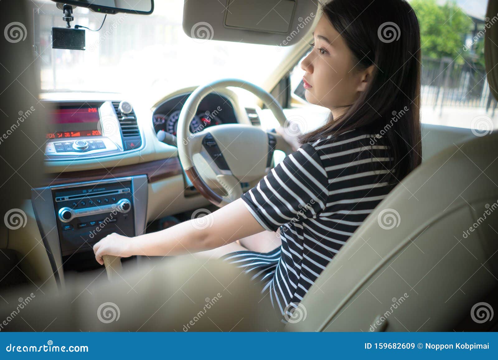 Femme Asiatique À L'intérieur D'une Voiture Et Utilisant Une