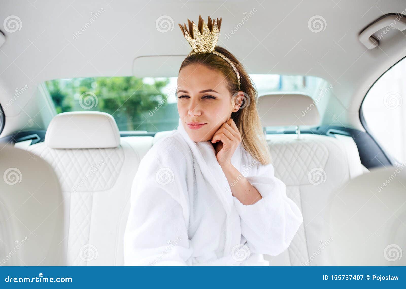 Une Jeune Femme Avec Des Accessoires De FÃªte Assis En Voiture, Qui S'amuse  Image stock - Image du voiture, lecteur: 155737407