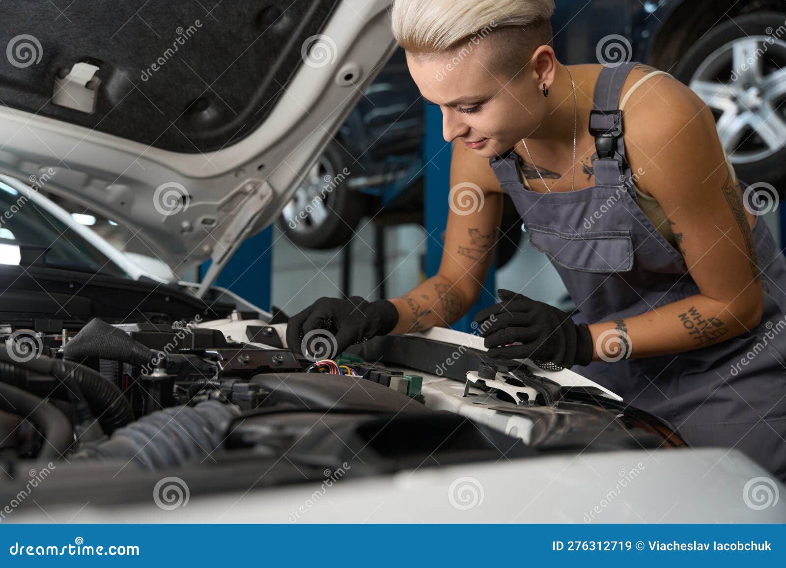 Une Jeune Femme Dans Les Salles De Travail Répare Un Moteur De Voiture  Image stock - Image du technicien, machine: 276312719