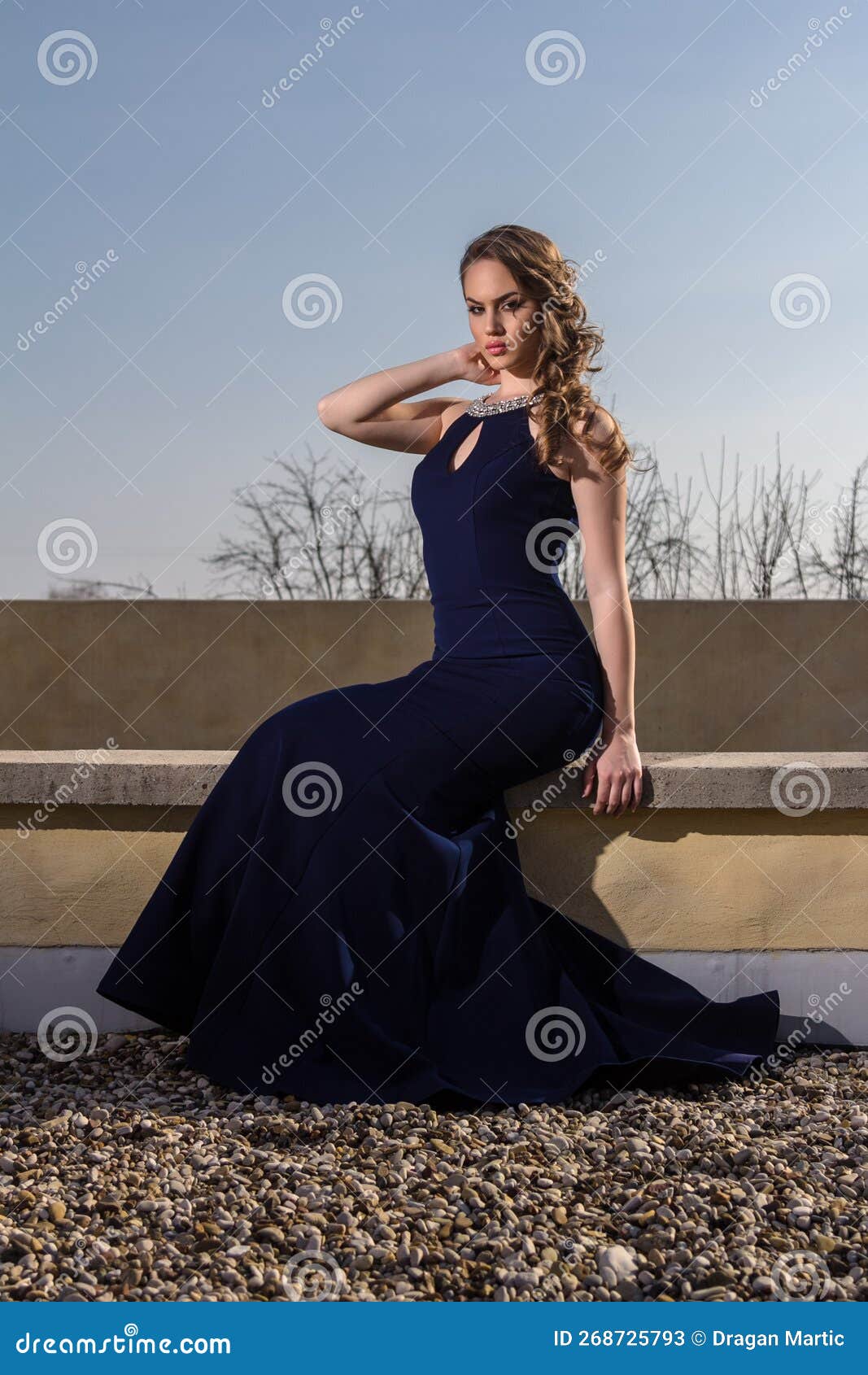 Une robe bleu foncé top