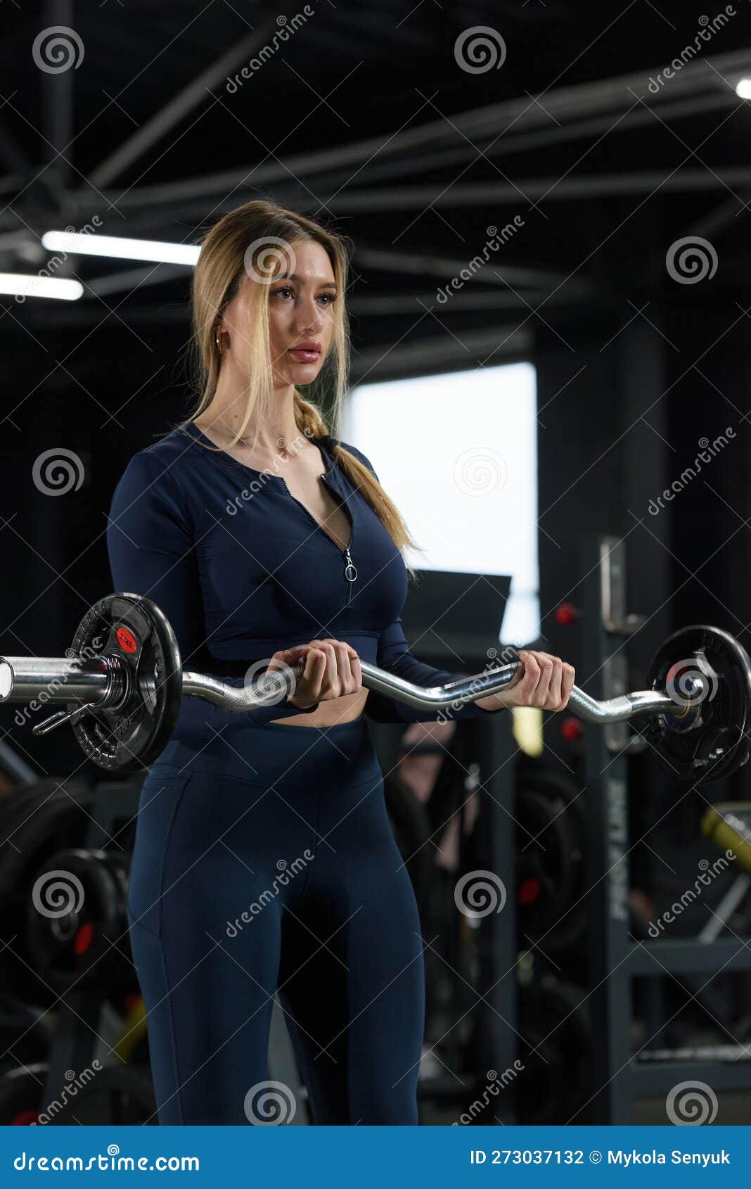 Une Jeune Femme Fait Des Exercices Pour Les Biceps Avec Une Barre