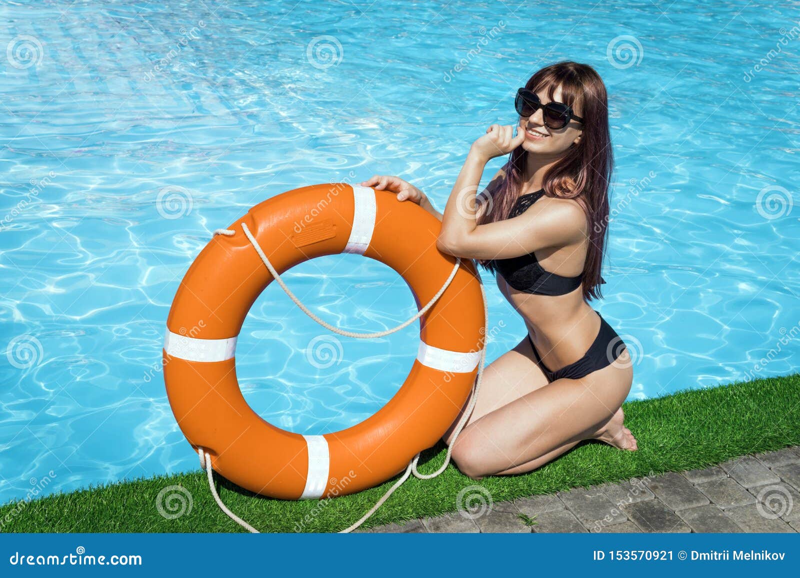 Une Jeune Femme Mignonne Est Assise Au Bord De La Piscine Avec Une