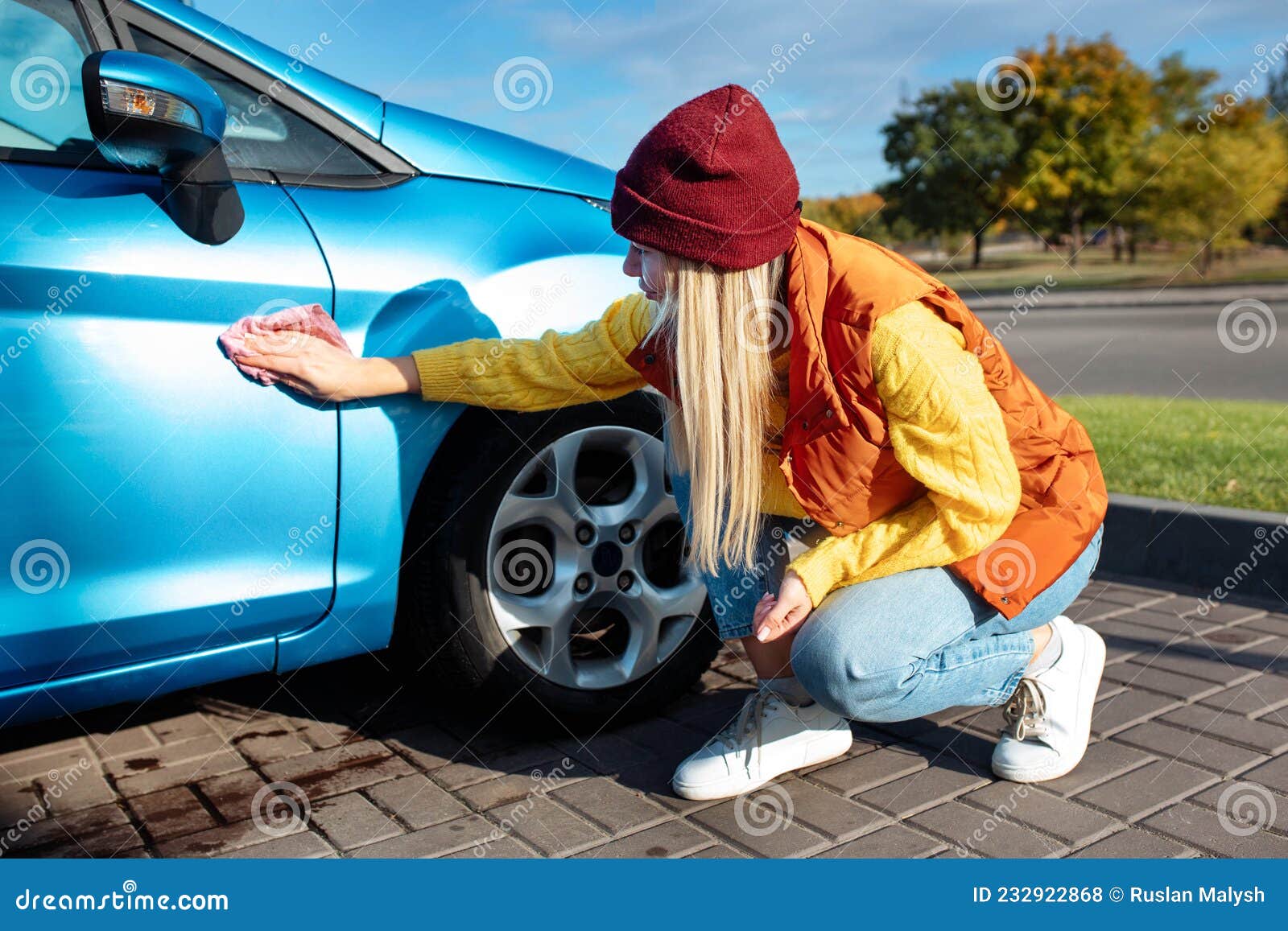 Une Jeune Femme Un Conducteur Essuie Une Voiture Avec Un Chiffon En  Microfibre Après Le Lavage Photo stock - Image du fille, frottage: 232922868