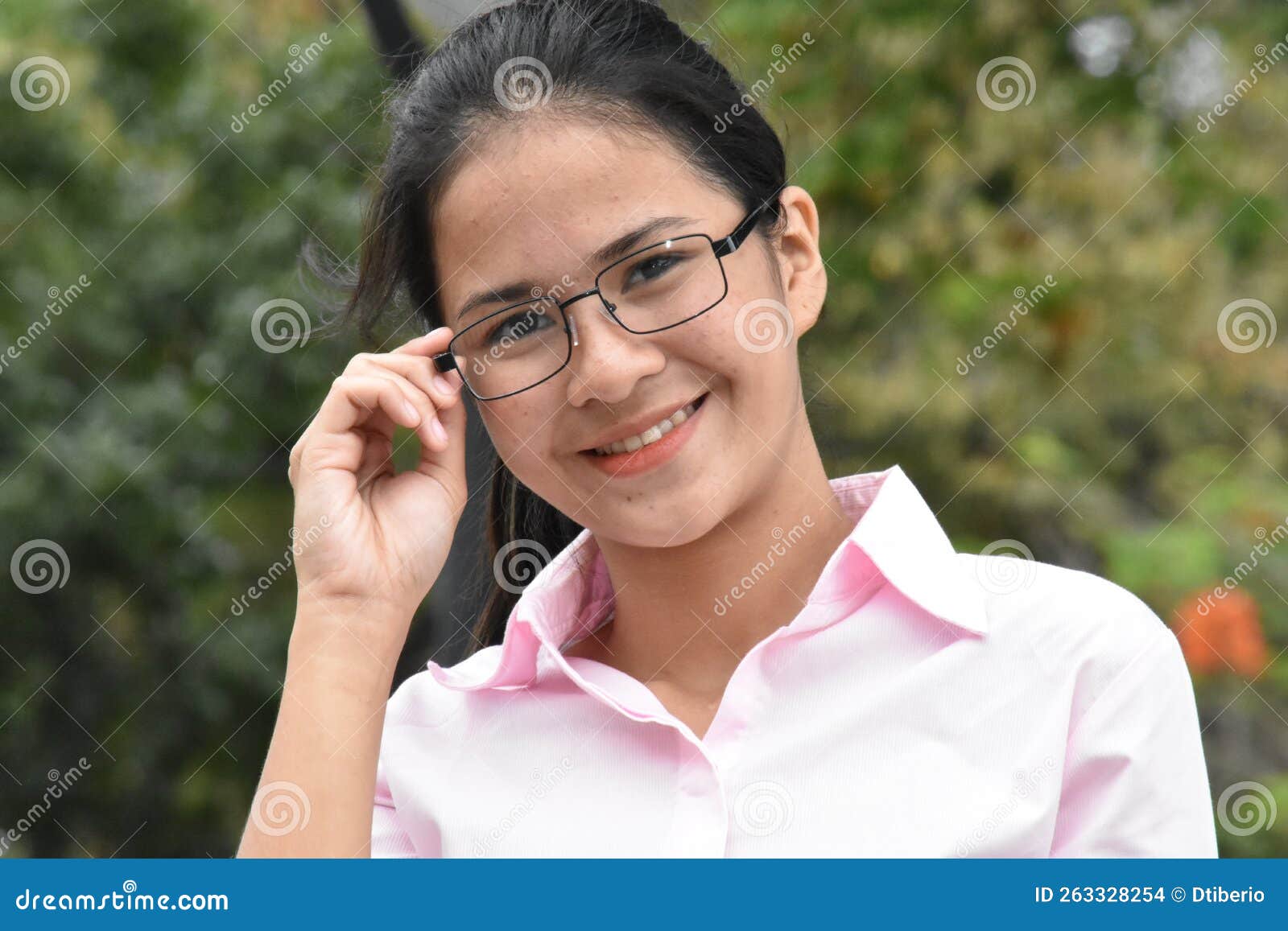 Une Jeune Fille Filipina Souriante Photo Stock Image Du Assez Philippines 263328254