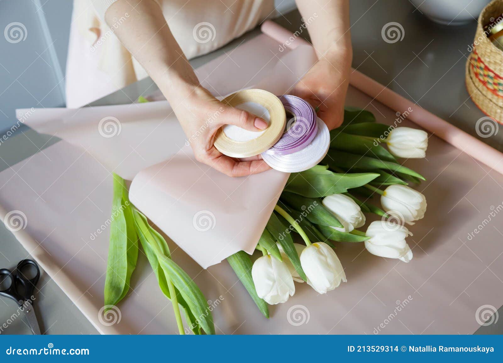 Une Jeune Fille Fleuriste Fait Un Bouquet Et Sélectionne Un Ruban Pour Les  Fleurs Photo stock - Image du papier, groupe: 213529314