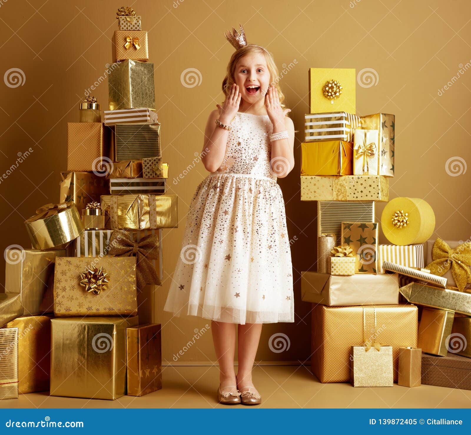 Une Jeune Fille Moderne Et Excitante Debout Image stock - Image du cadeaux,  vacances: 139872405
