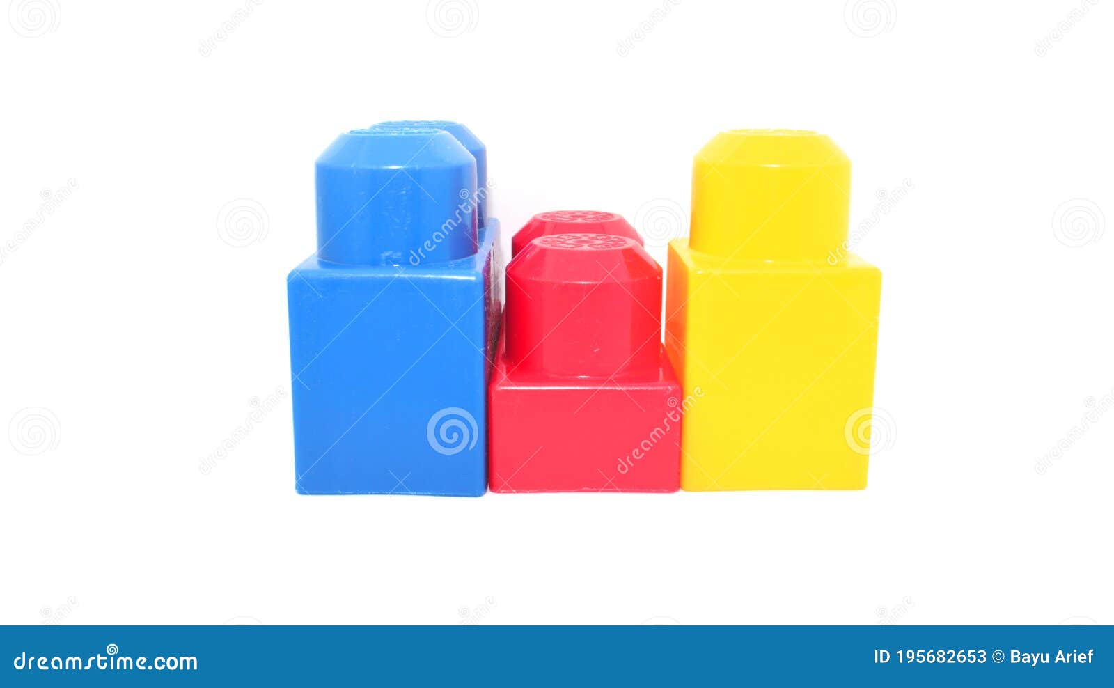 Une Ligne De Gros Lego Rouge Jaune Et Bleu Image stock - Image du chéri,  produisez: 195682653