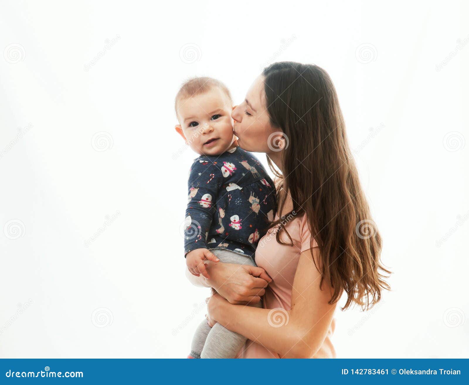 Une Mere Et Un Bebe Collant Ensemble D Isolement Sur L Amour Blanc De Fond Image Stock Image Du Nourrisson Maison Une Mere Et Un Bebe Collant Ensemble D Isolement Sur L Amour Blanc De Fond Image Stock Image Du Nourrisson Maison