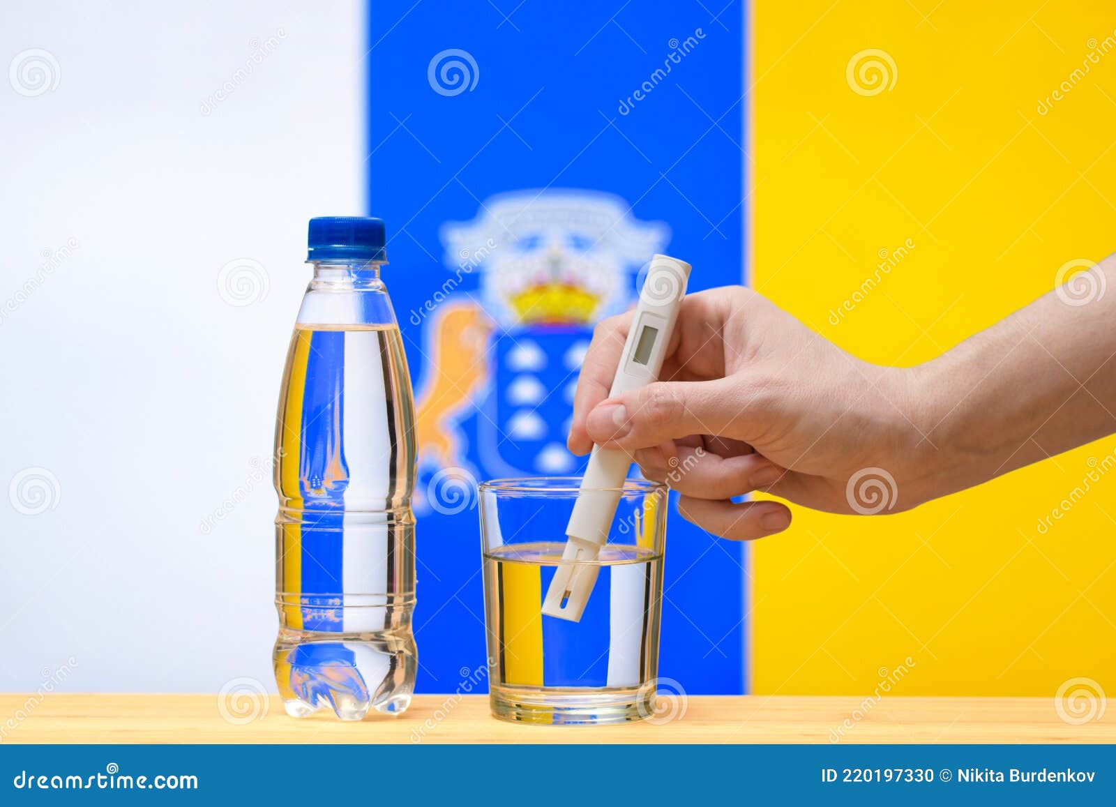 Une Main Avec Un Testeur D'eau Fait Une Mesure Dans Un Verre D'eau Claire  Sur Fond De Drapeau Des îles Canaries. Photo stock - Image du médecine,  analyse: 220197330