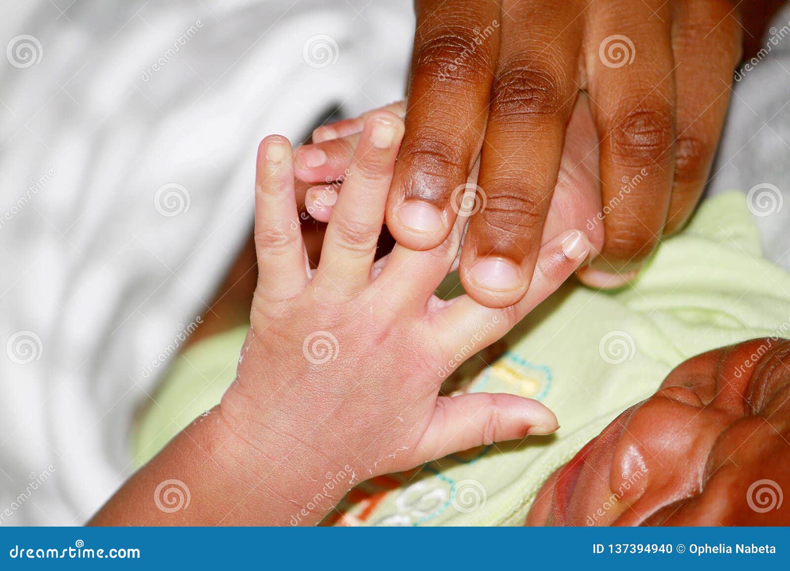 Une Main Nouveau Nee Et Doigts De Bebe Photo Stock Image Du Hopital Duree Une Main Nouveau Nee Et Doigts De Bebe Photo Stock Image Du Hopital Duree