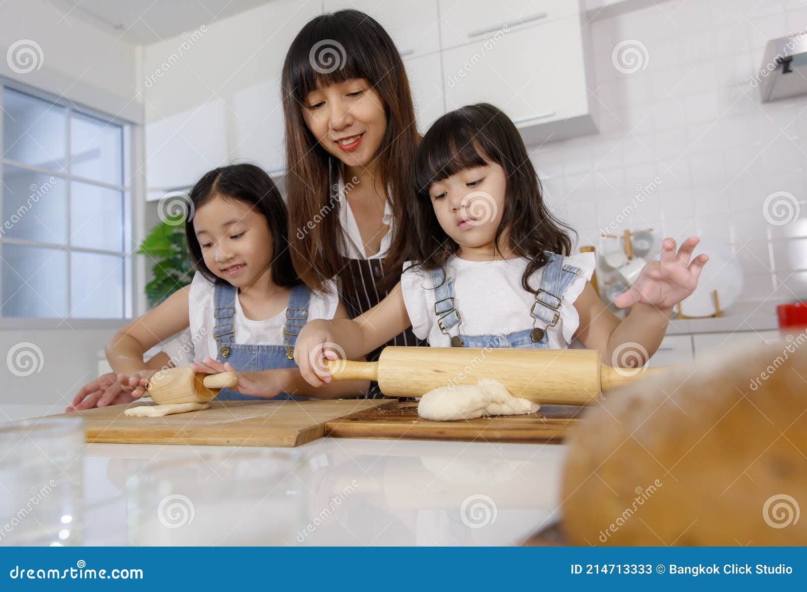 Une Mignonne Mere Asiatique Enseignant Aux Deux Petites Filles 3 Ans Et 7 Ans Comment Faire Du Pain Et De La Boulangerie Dans La C Image Stock Image Du Mignon Aide Une Mignonne Mere Asiatique Enseignant Aux Deux Petites Filles 3 Ans Et 7 Ans Comment Faire Du Pain Et De La Boulangerie Dans La C Image Stock Image Du Mignon Aide