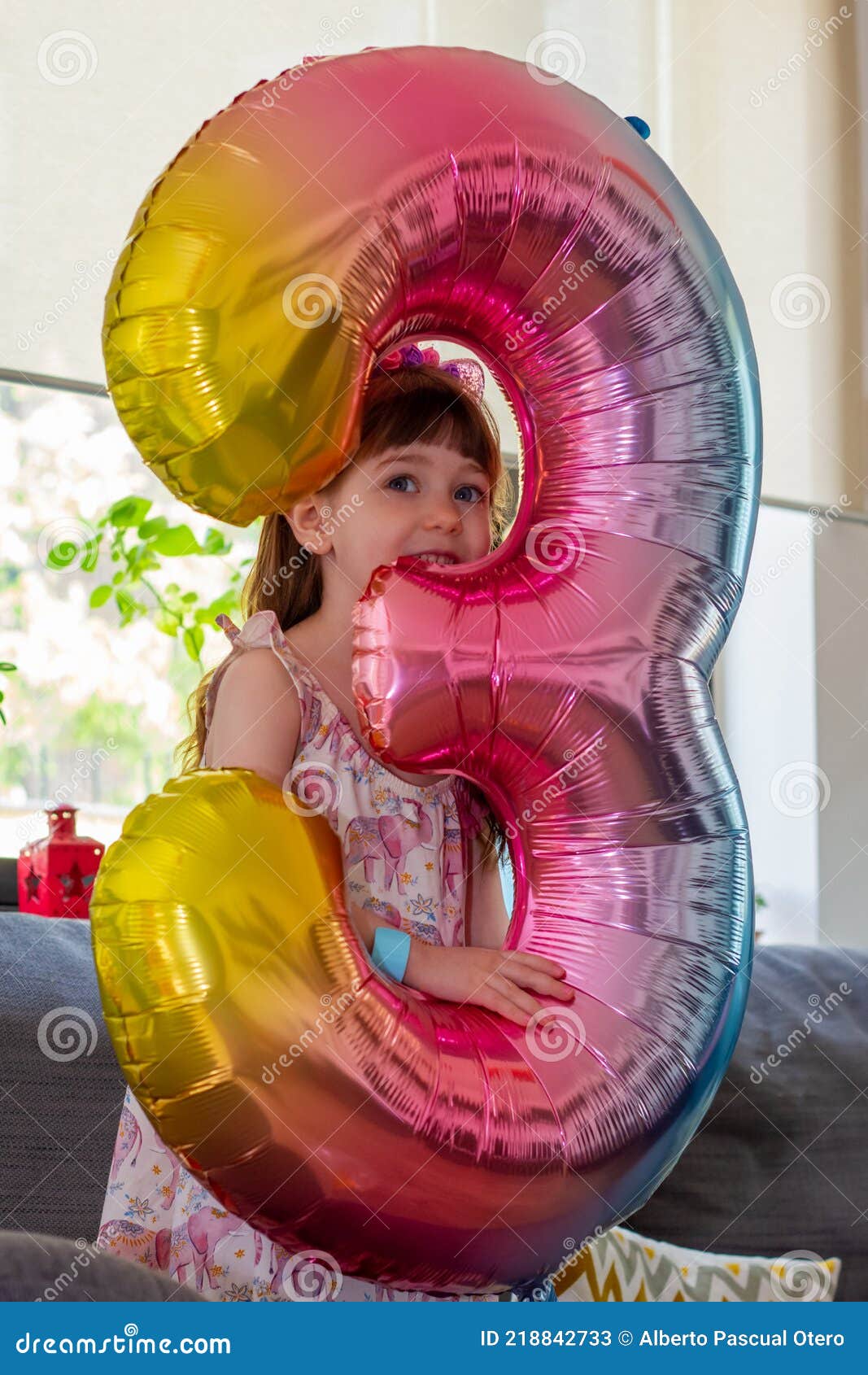 Une Mignonne Petite Fille Tenant Un Ballon Numéro Trois Image stock - Image  du personne, vêtement: 218842733