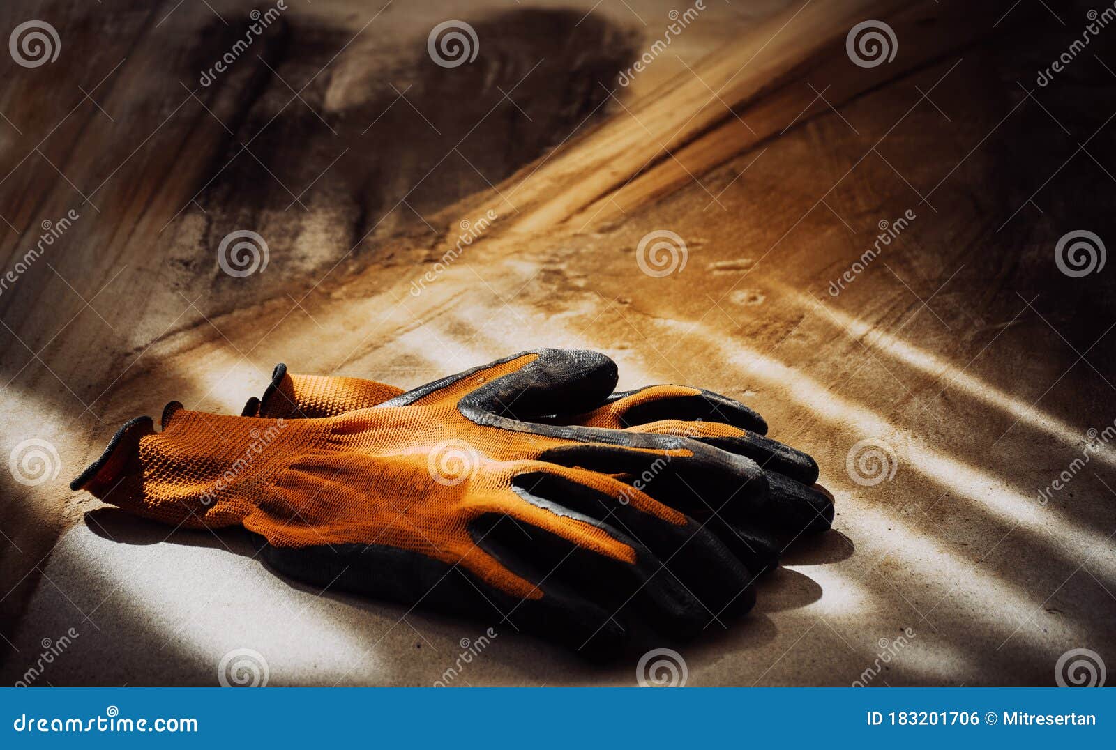 Une Paire De Gants De Travail Industriel De Gant Sur L'établi Dusty Avec La  Lumière Douce De Jour Circulant à Travers La Fenêtre Photo stock - Image du  mains, gants: 183201706